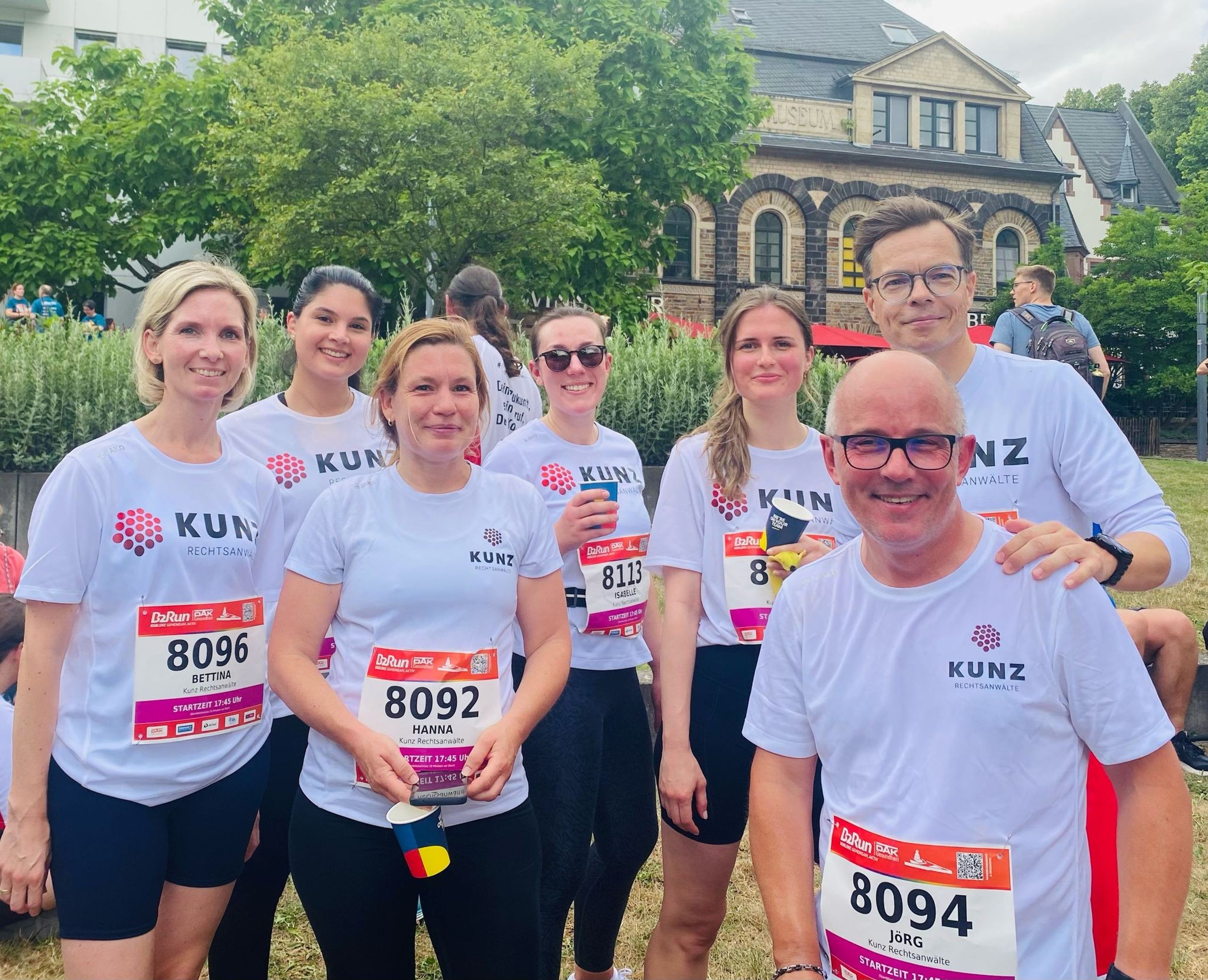 Das KUNZ-Team mit Startnummern vor dem Lauf