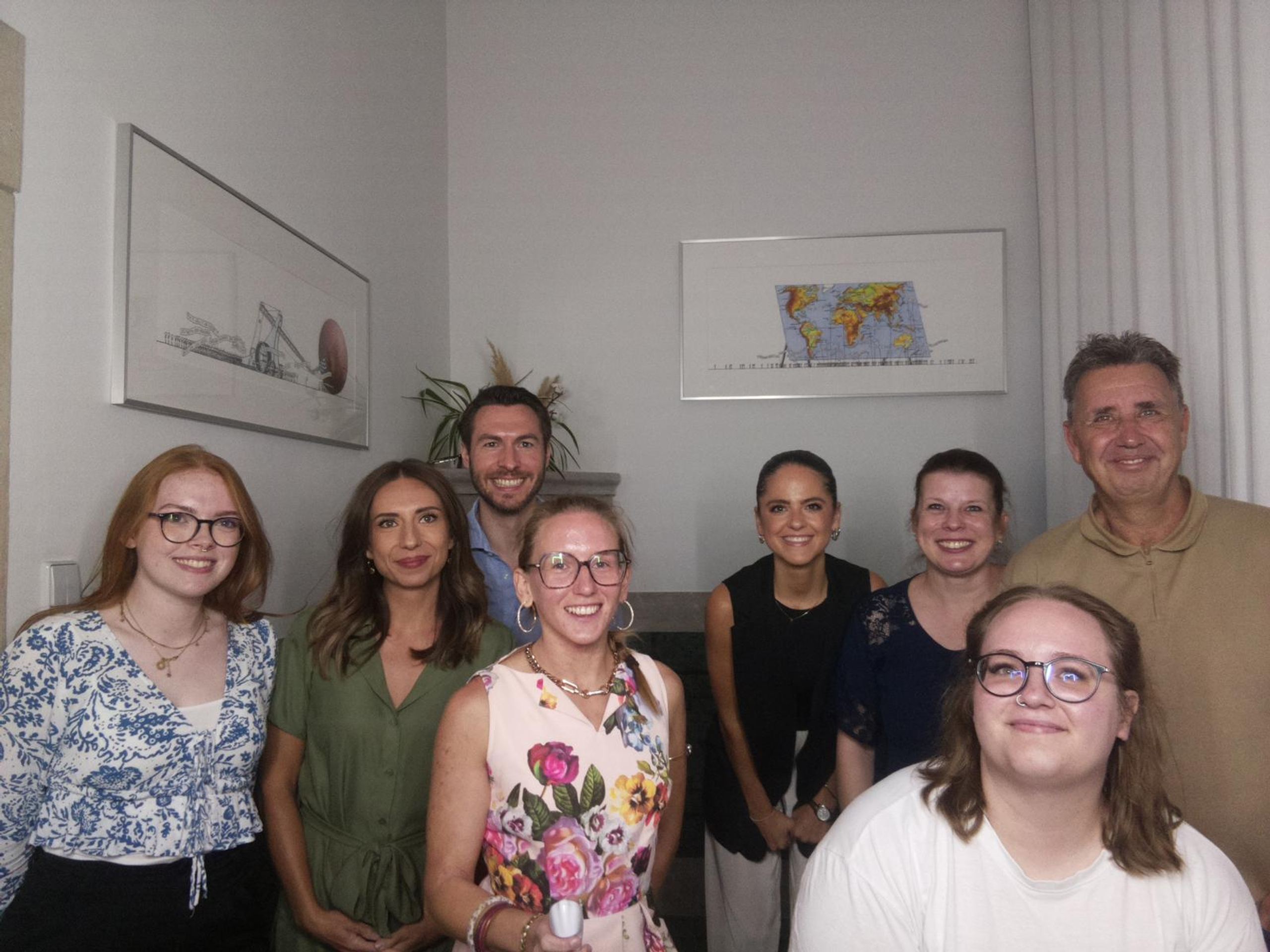 Mitarbeitende beim Gruppenfoto auf dem Kanzleifest
