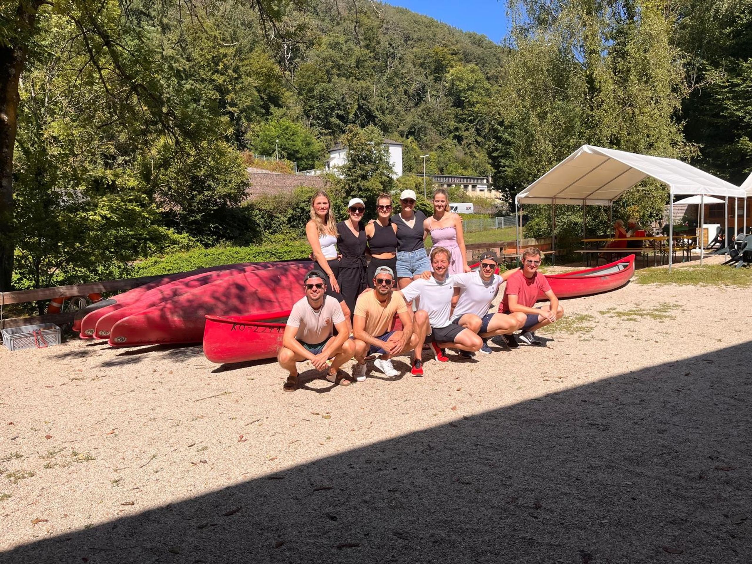 Die Gruppe am Ufer nach dem Ruderkurs