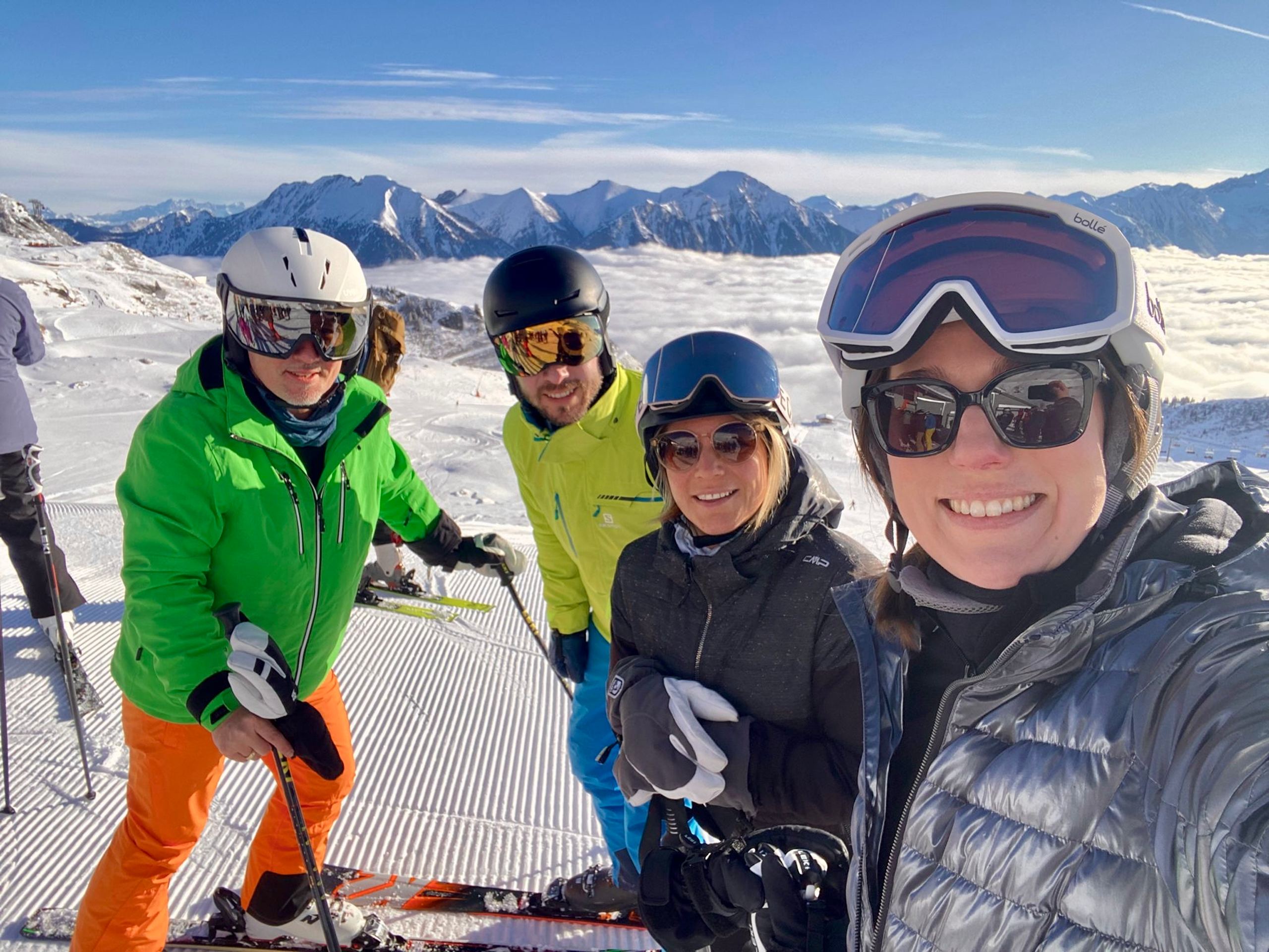 Drei Personen mit Skibrillen im Schnee