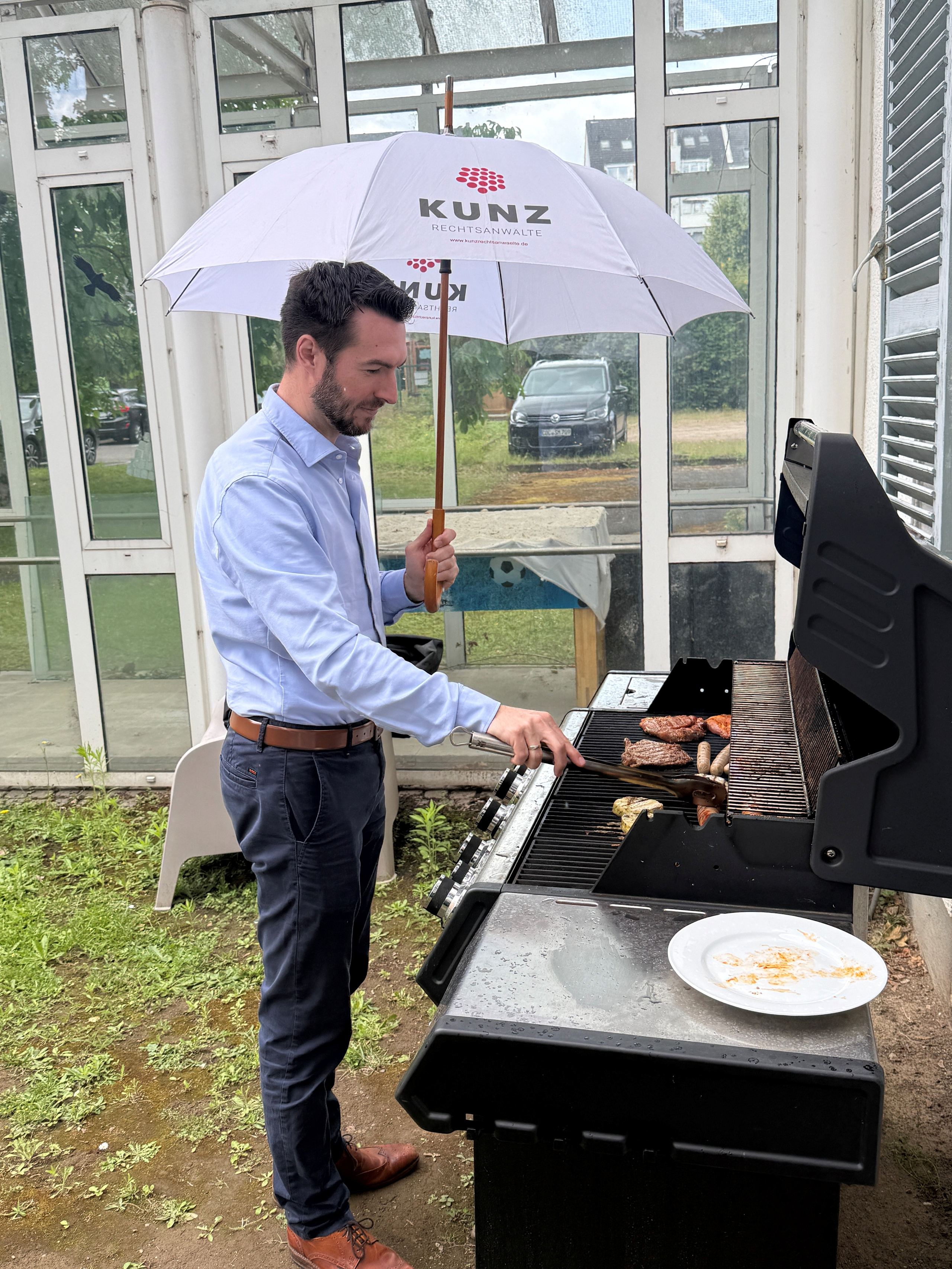 Grillen unter dem KUNZ-Schirm bei Regen