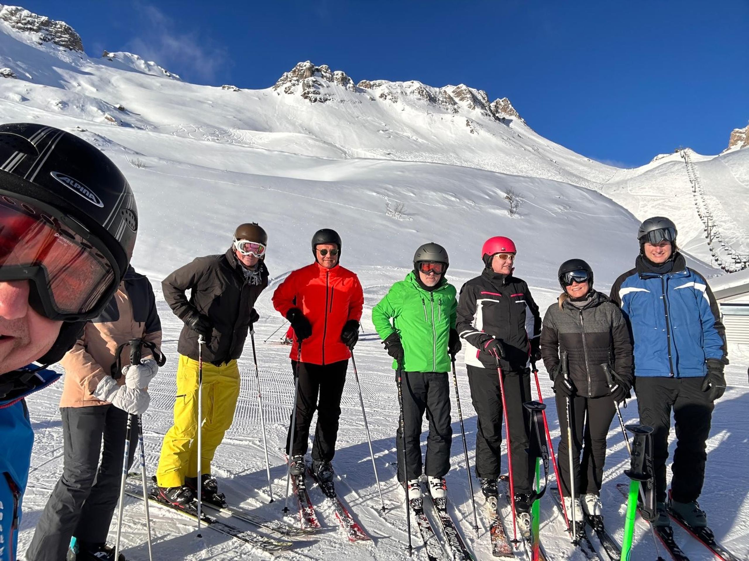 Kolleginnen und Kollegen auf Ski am Hang