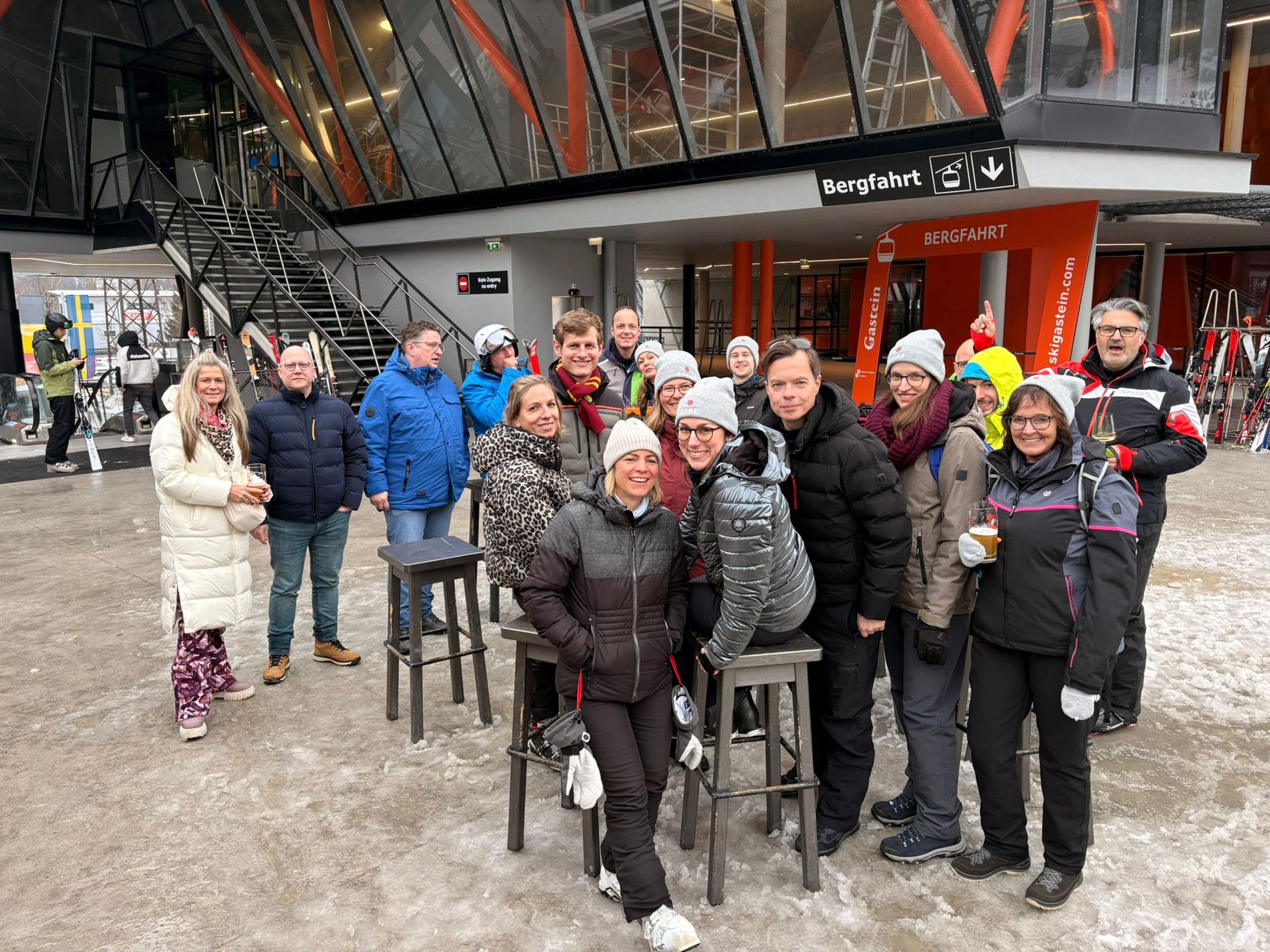Gruppenfoto der Skitour im Freien