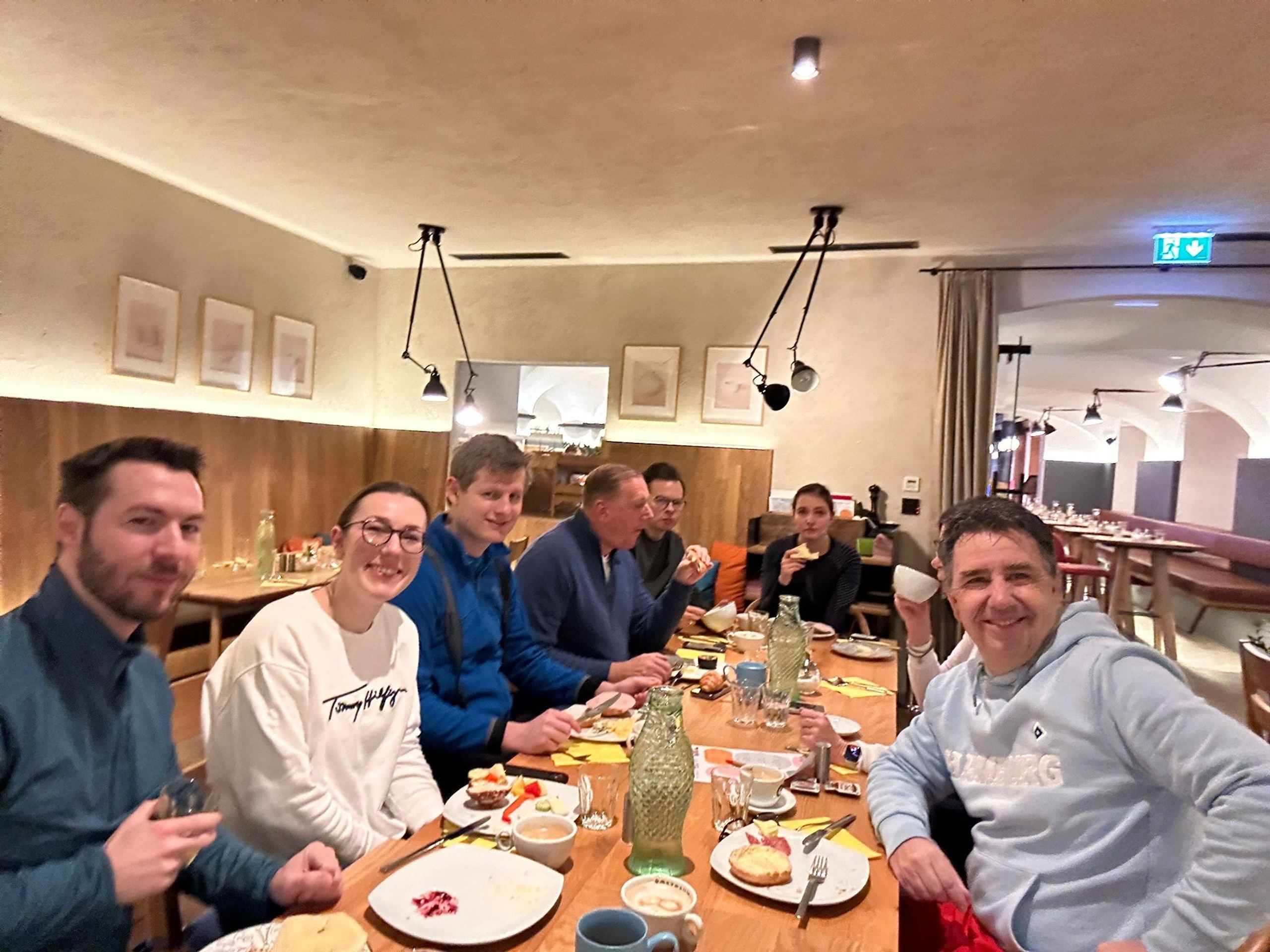 Lange Tafel beim gemeinsamen Abendessen