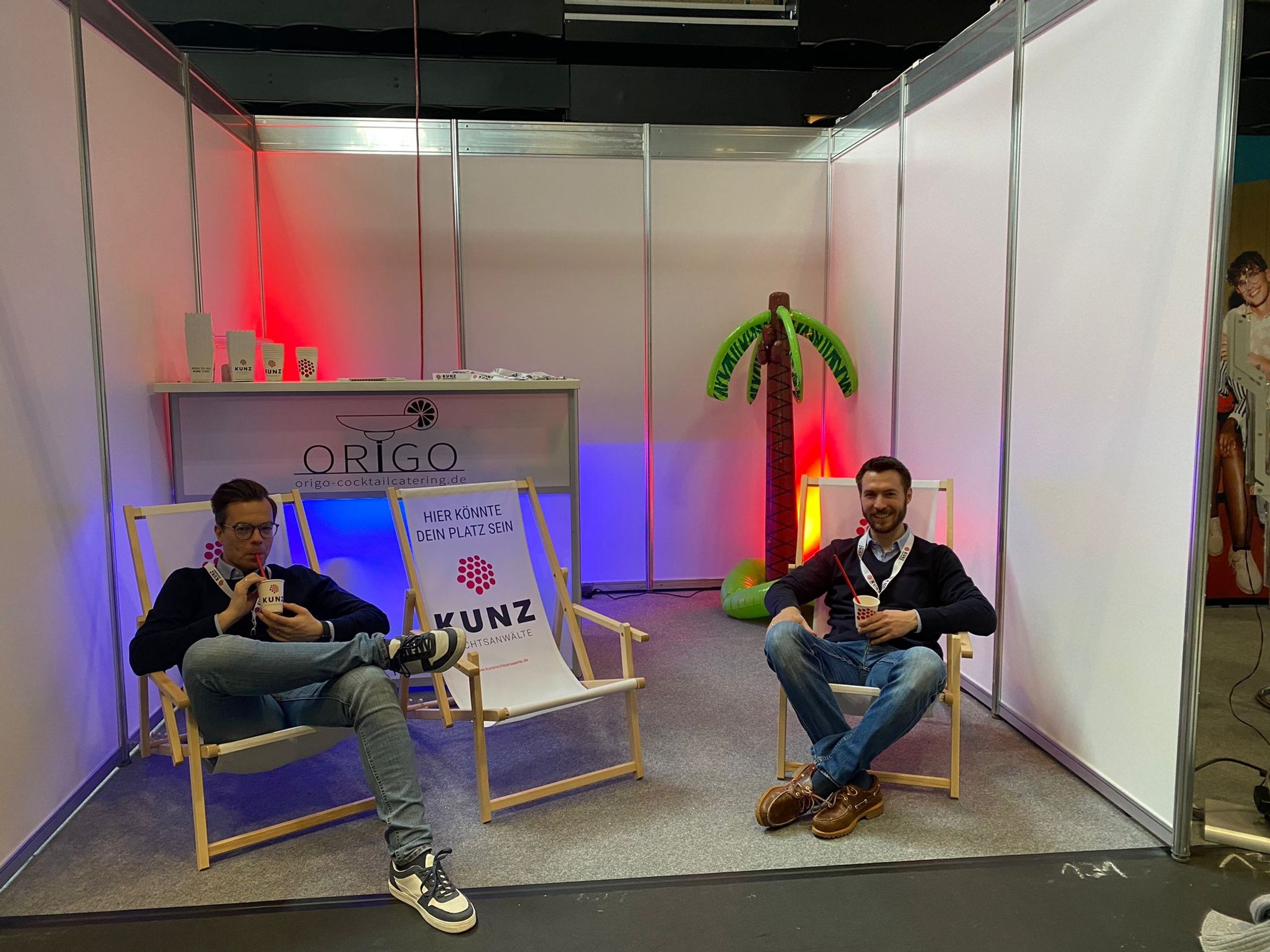 Am Messestand im Gespräch