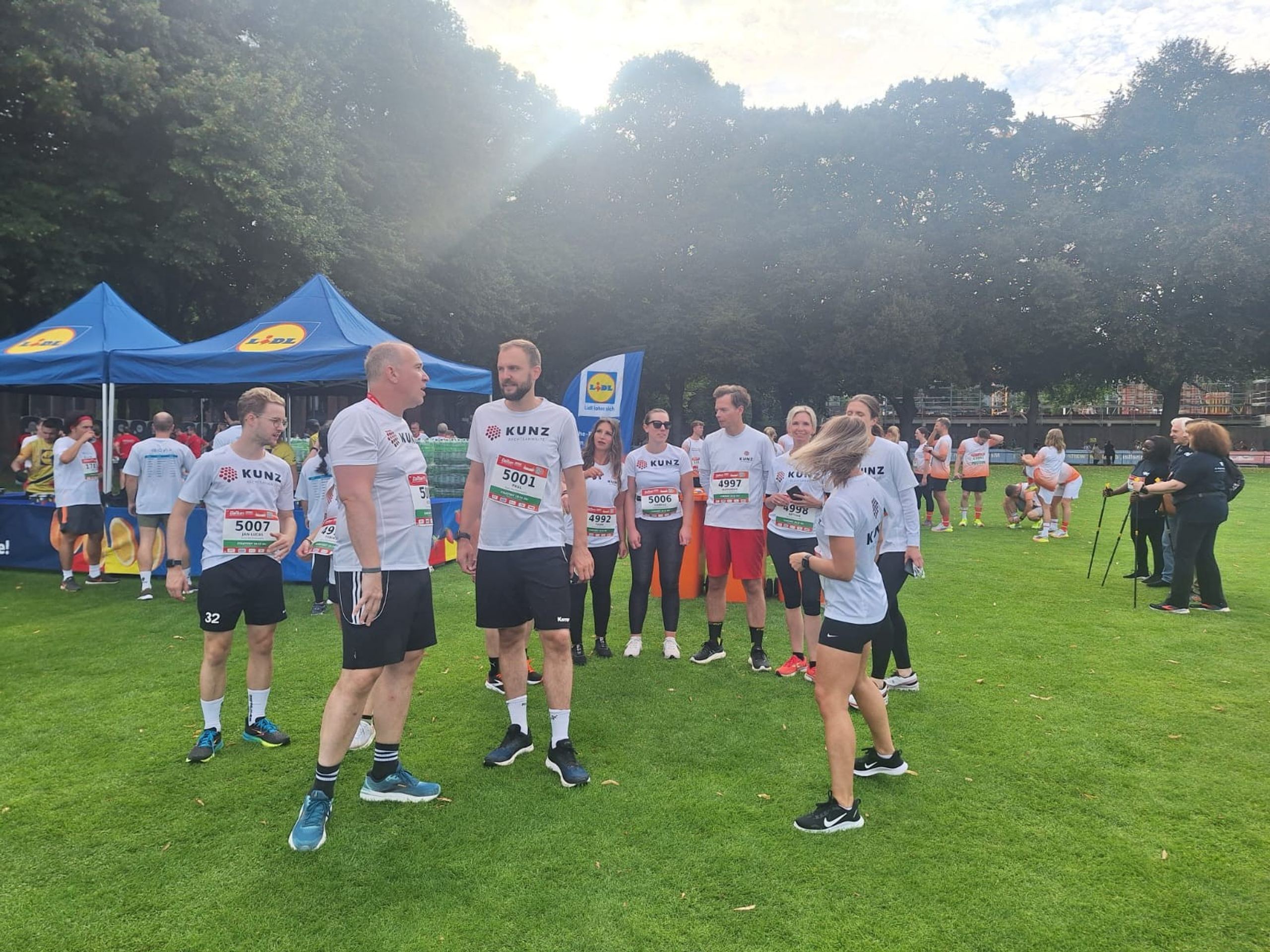 Aufwärmen vor dem Firmenlauf