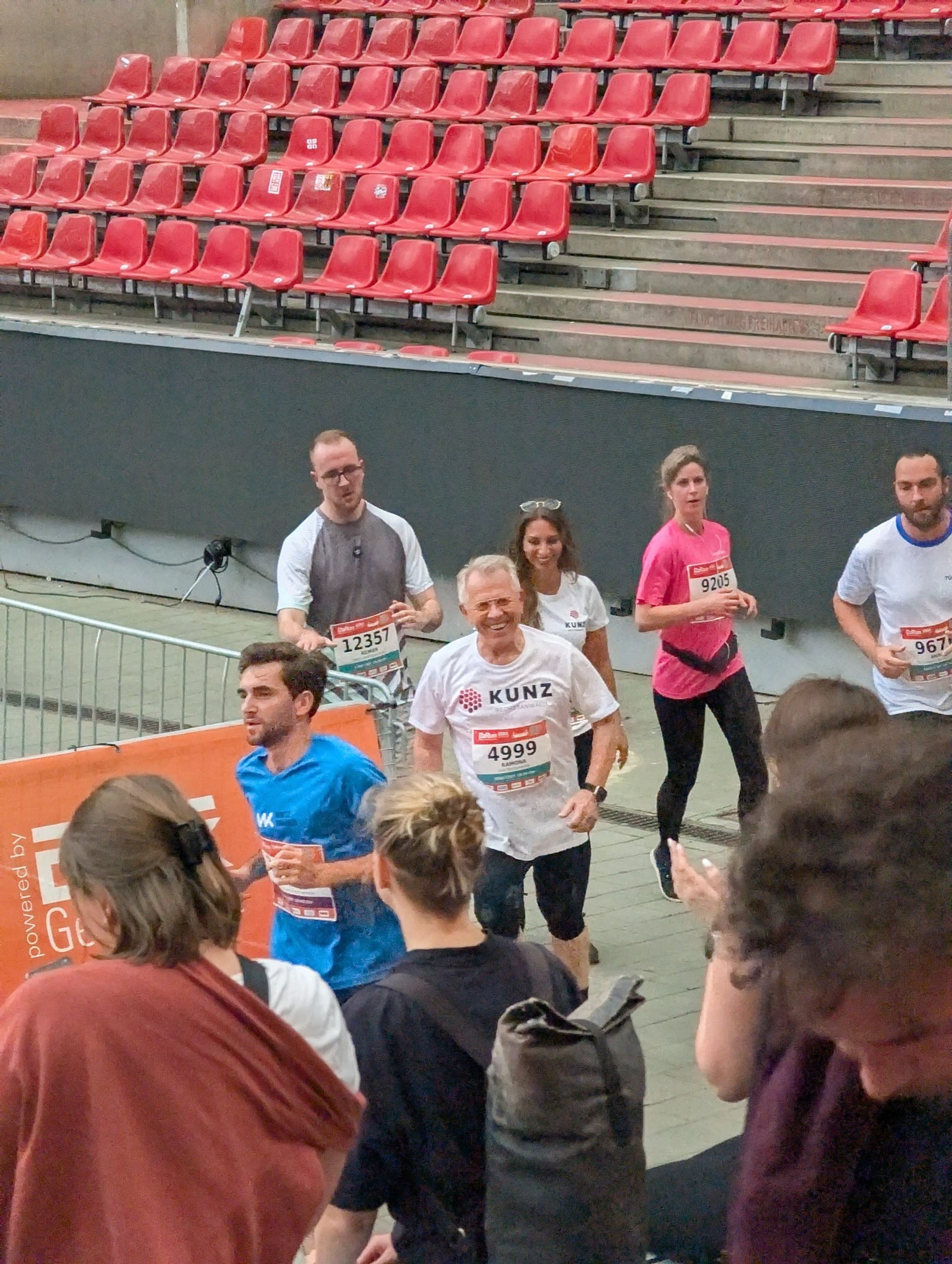 Team im Stadion nach dem Lauf