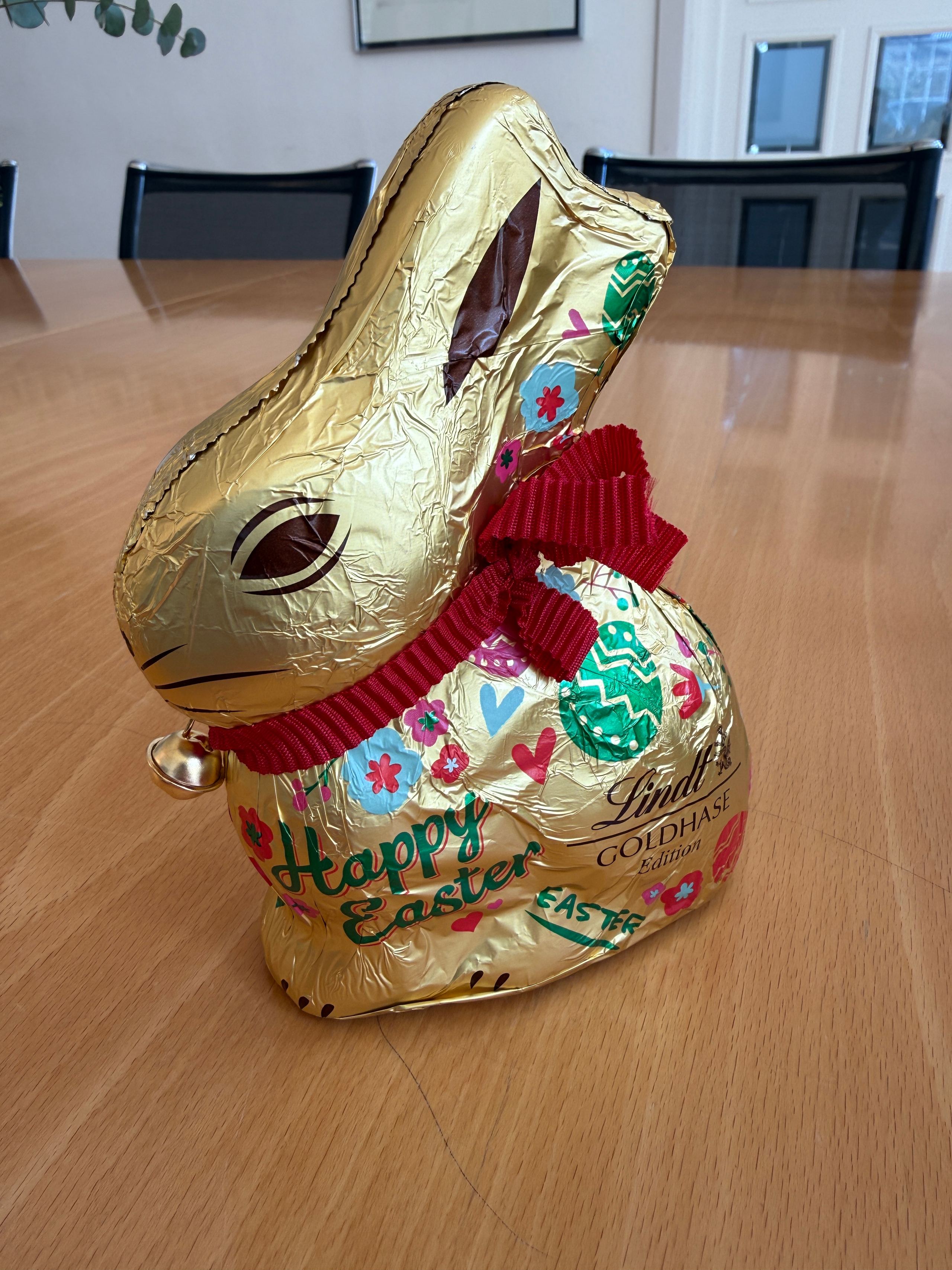Ein bemalter Osterhase aus Schokolade