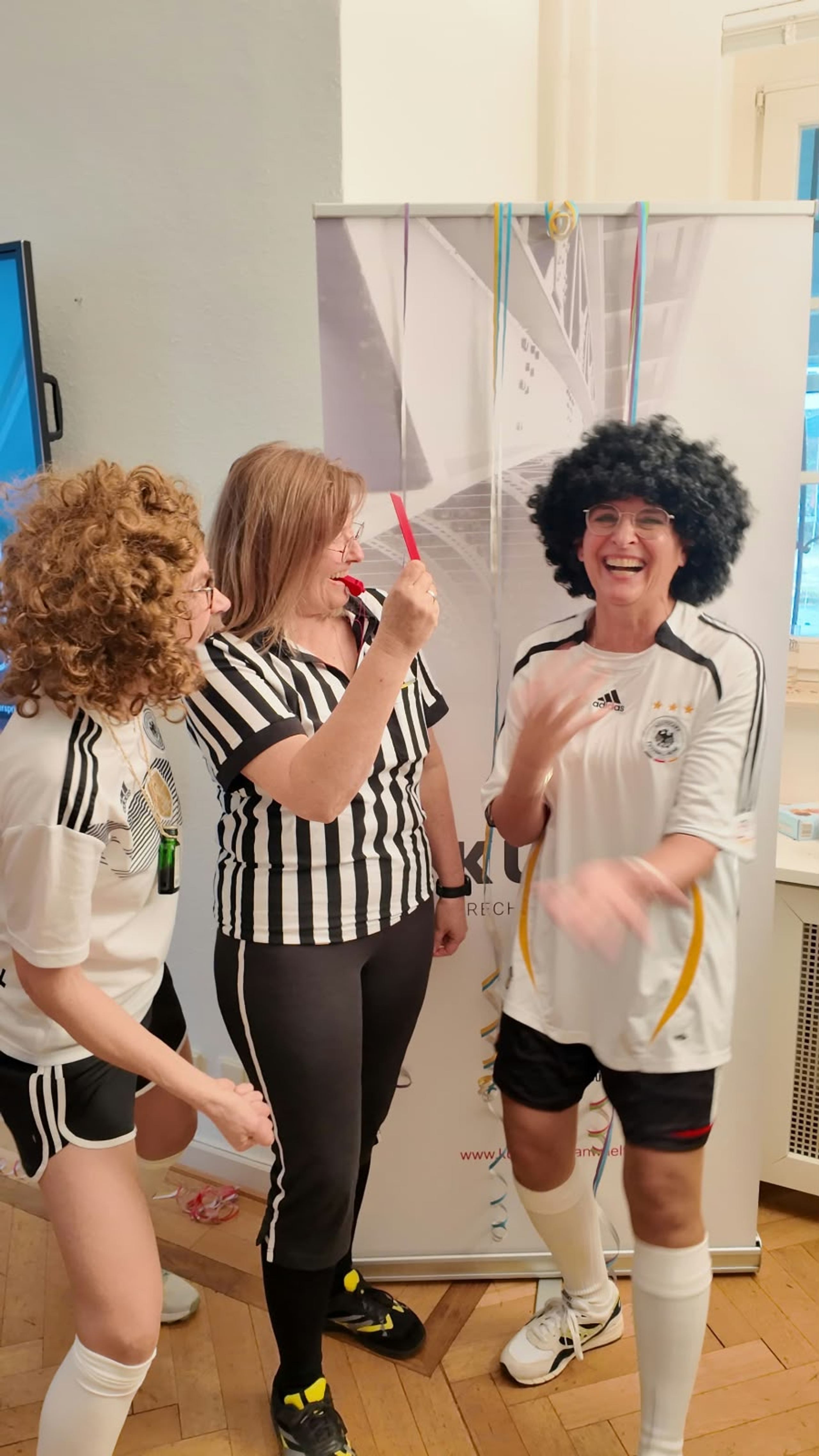 Drei Kolleginnen in Sportkostümen