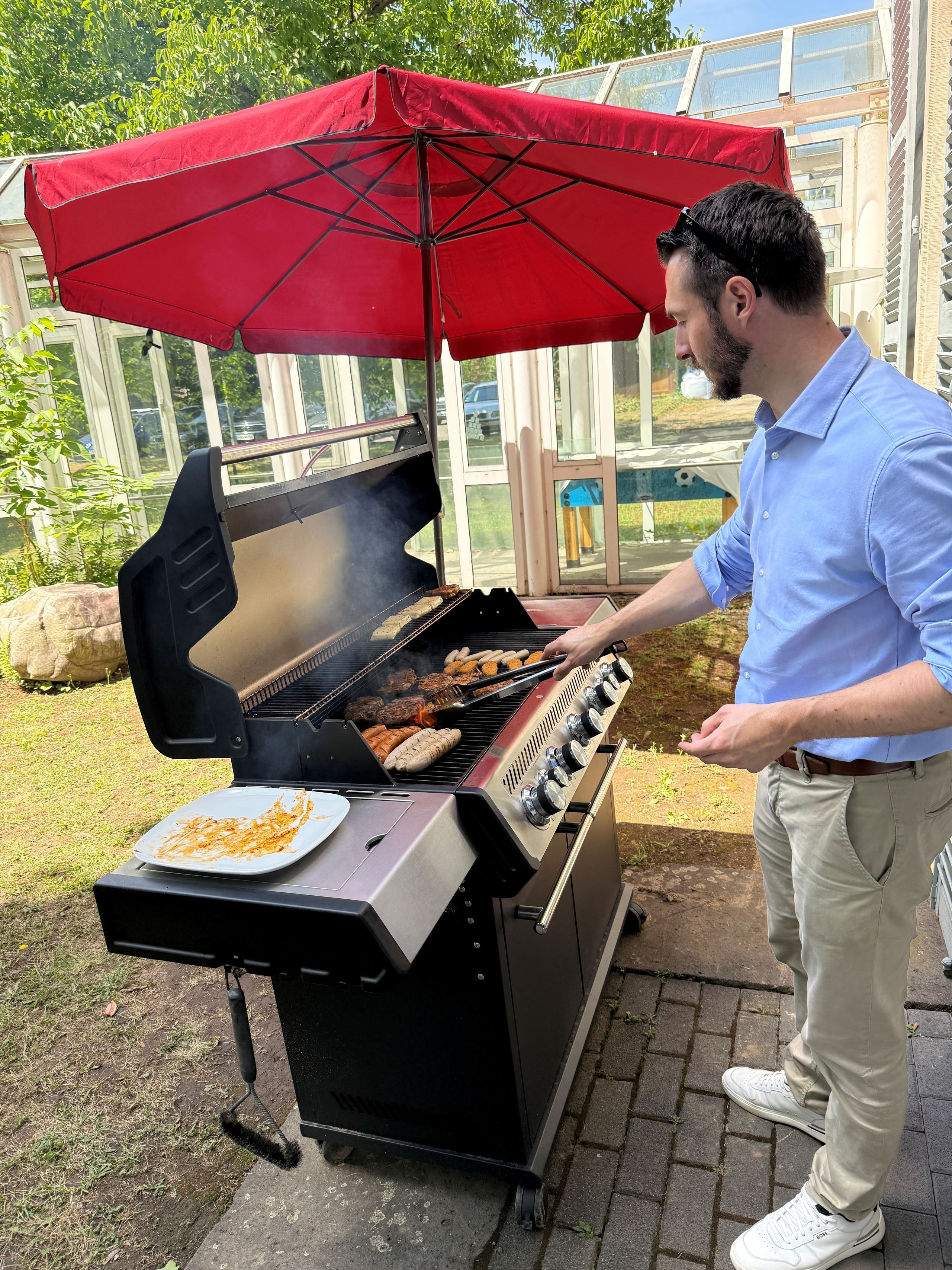 Am Grill im Garten