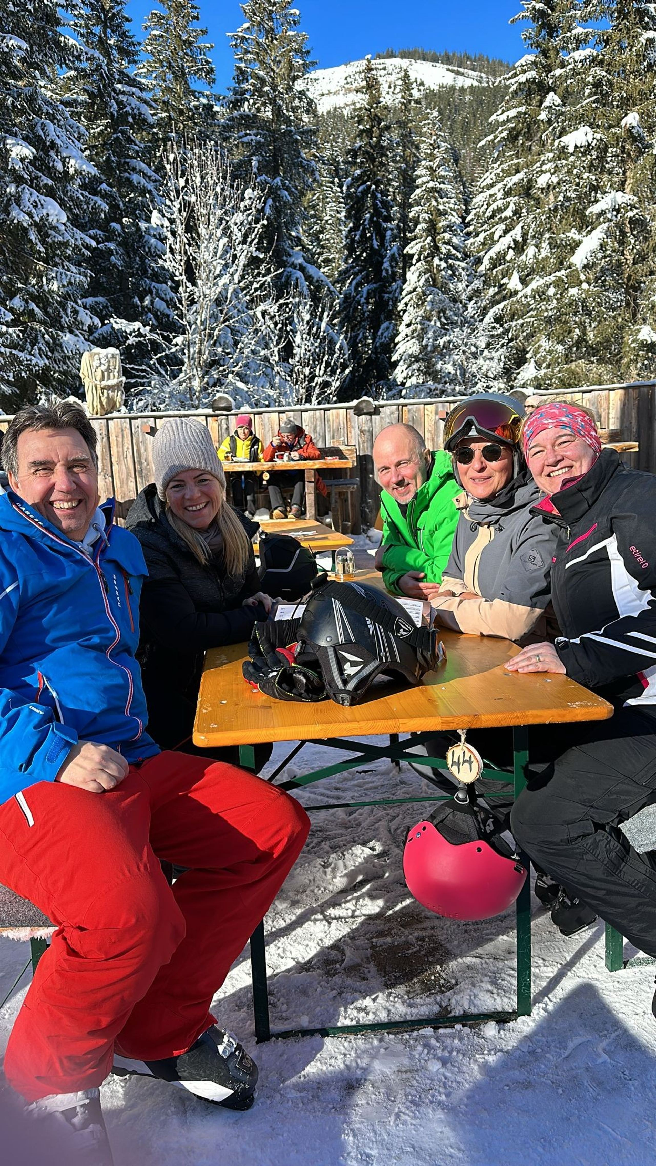 Pause an der Bank im Schnee