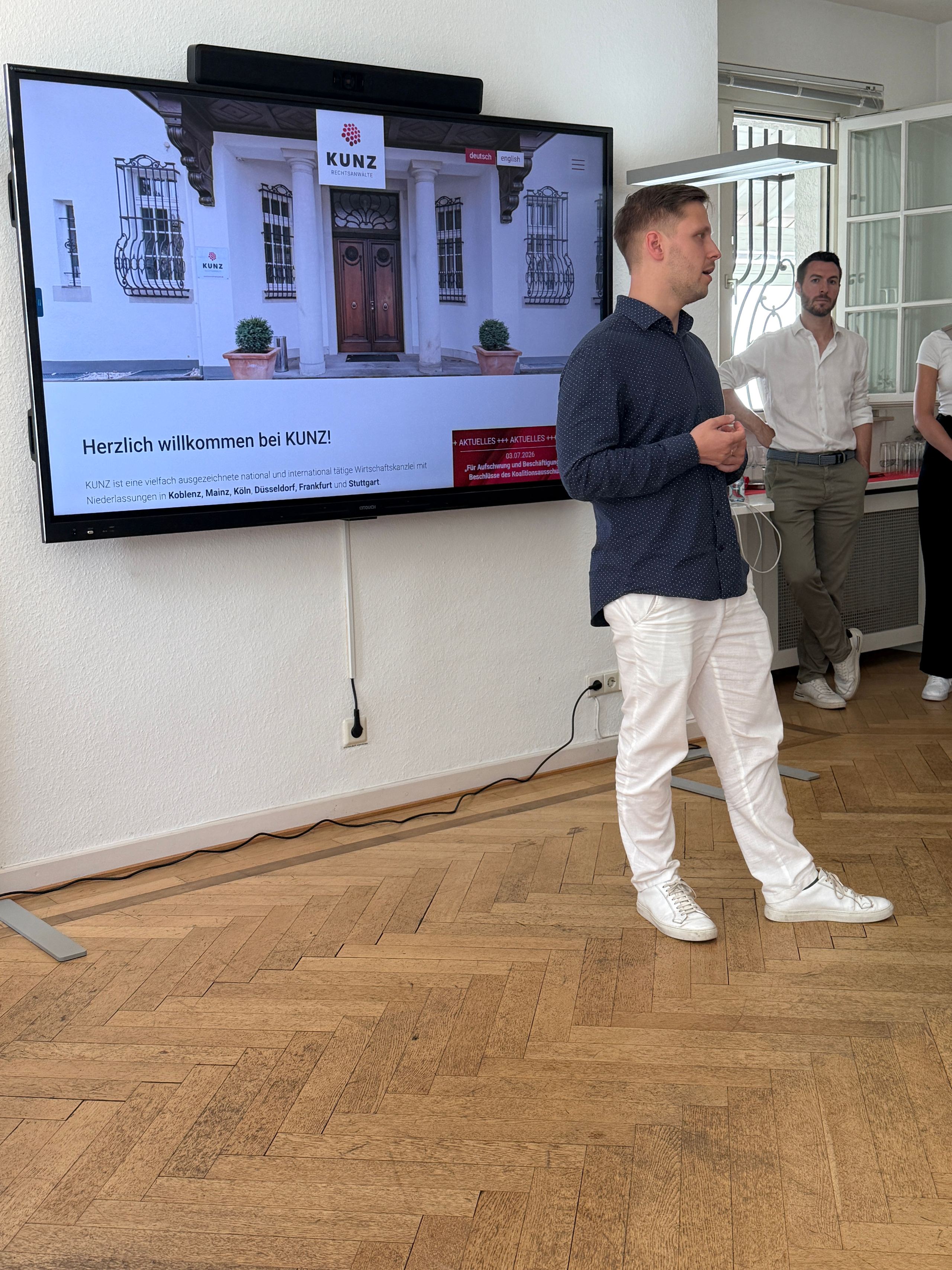 Vortrag vor der Präsentationswand