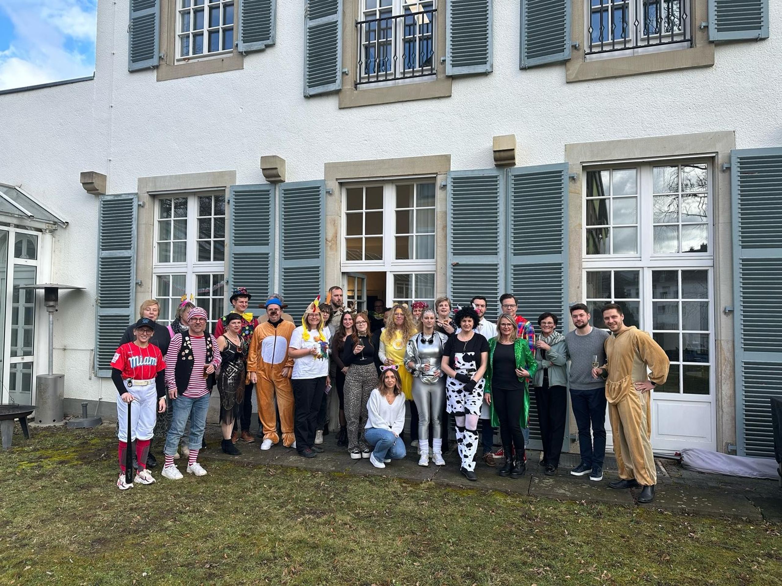 Das kostümierte Team vor dem Kanzleigebäude