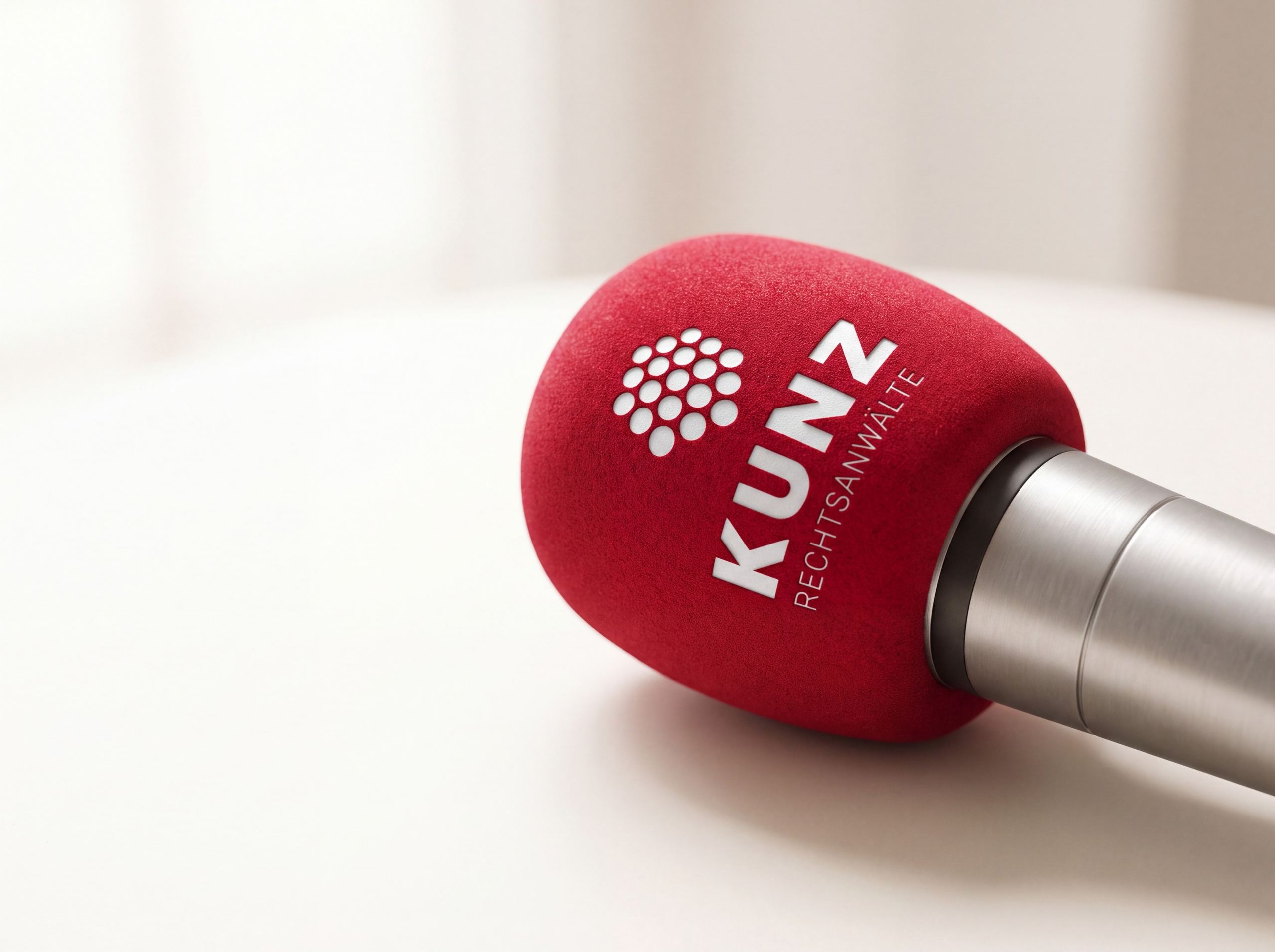 Mikrofon mit rotem Windschutz und KUNZ-Logo