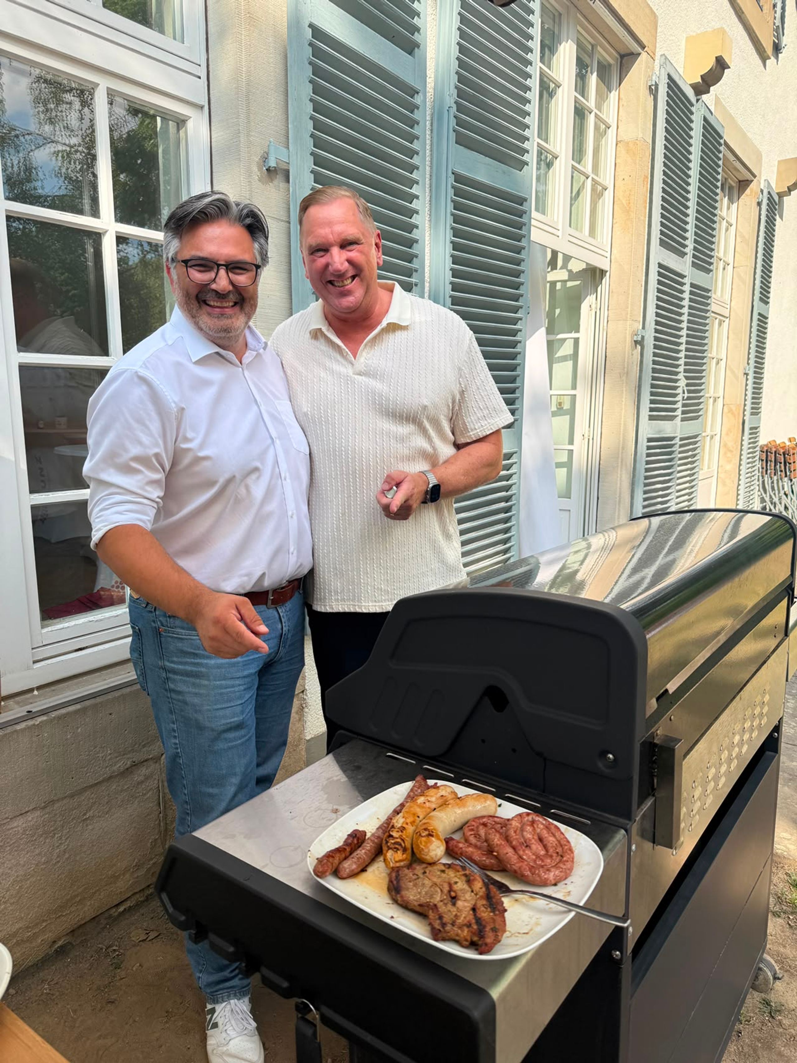 Am Grill vor dem Haus