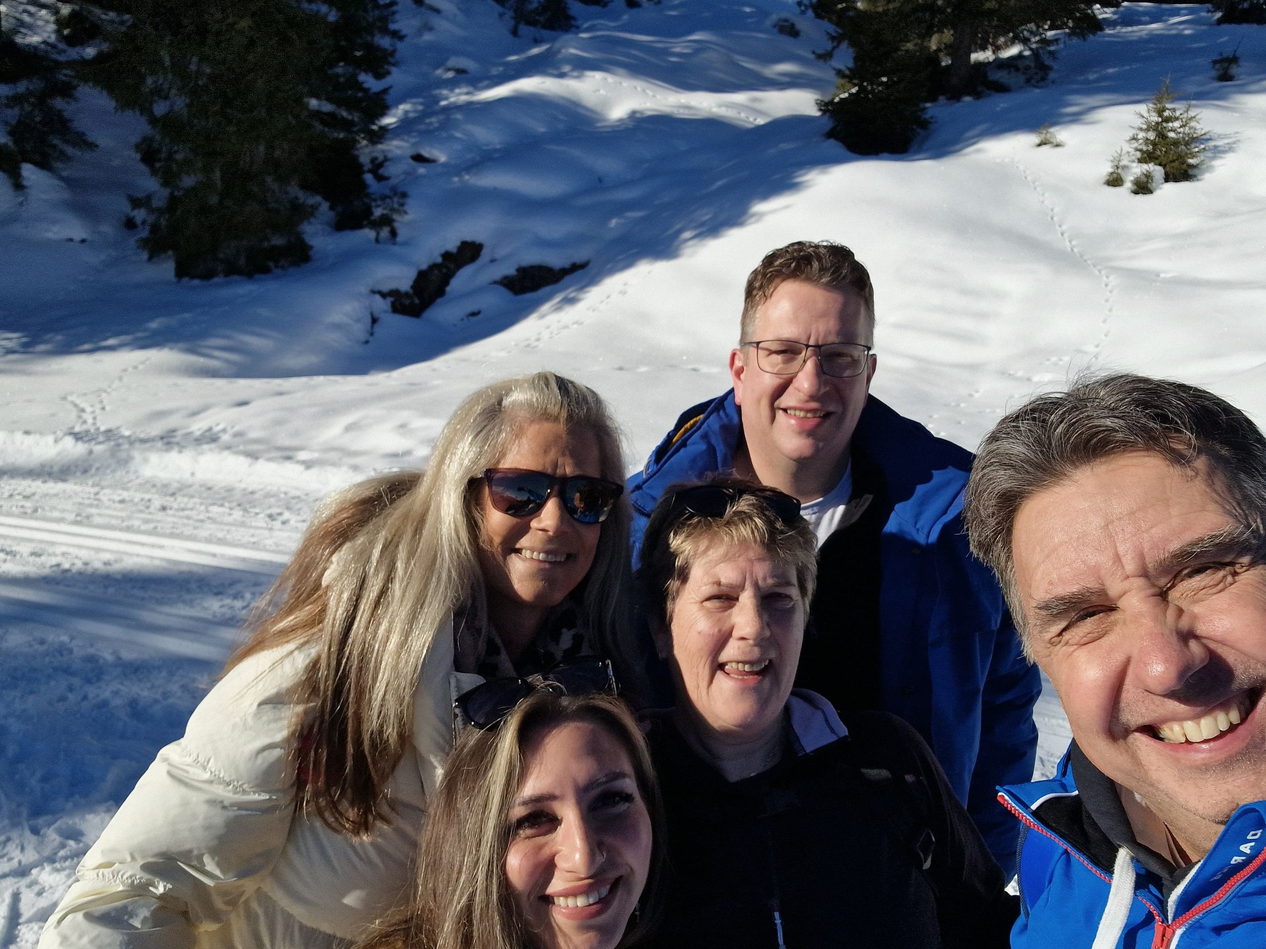 Gruppenselfie im Sonnenschein am Berg