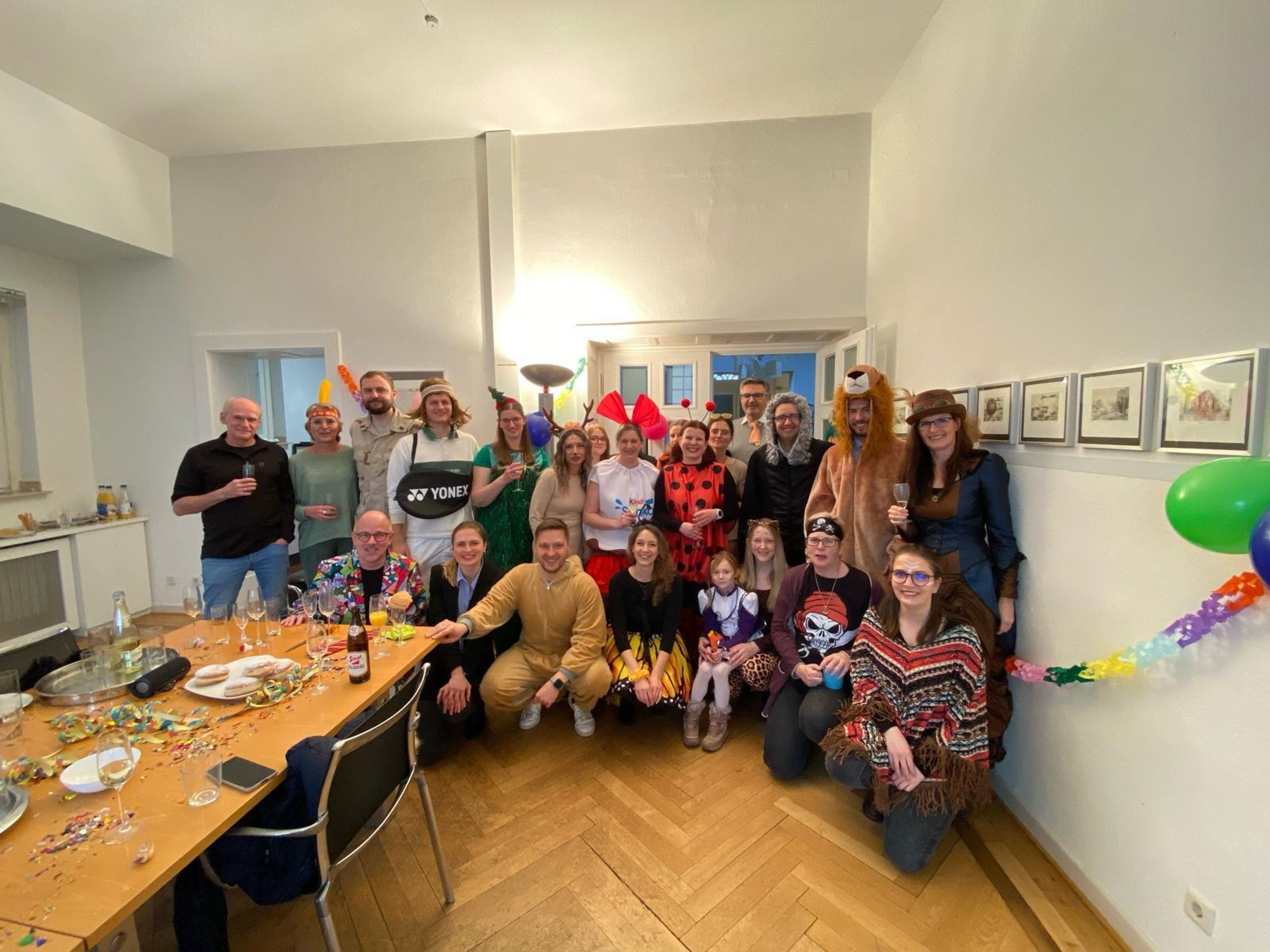 Kostümierte Runde in der Kanzlei