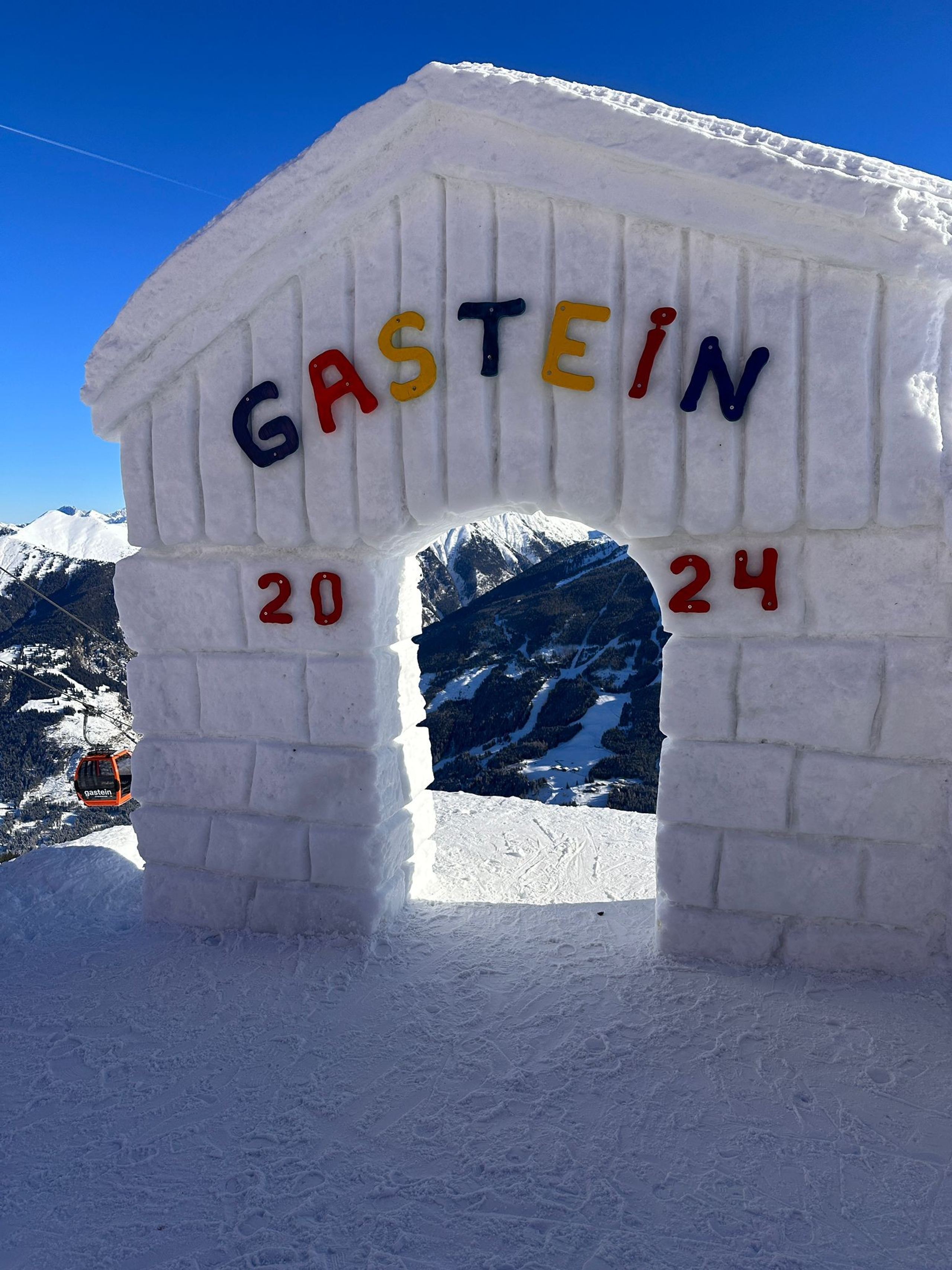 Schneetor mit der Aufschrift Gastein 2024