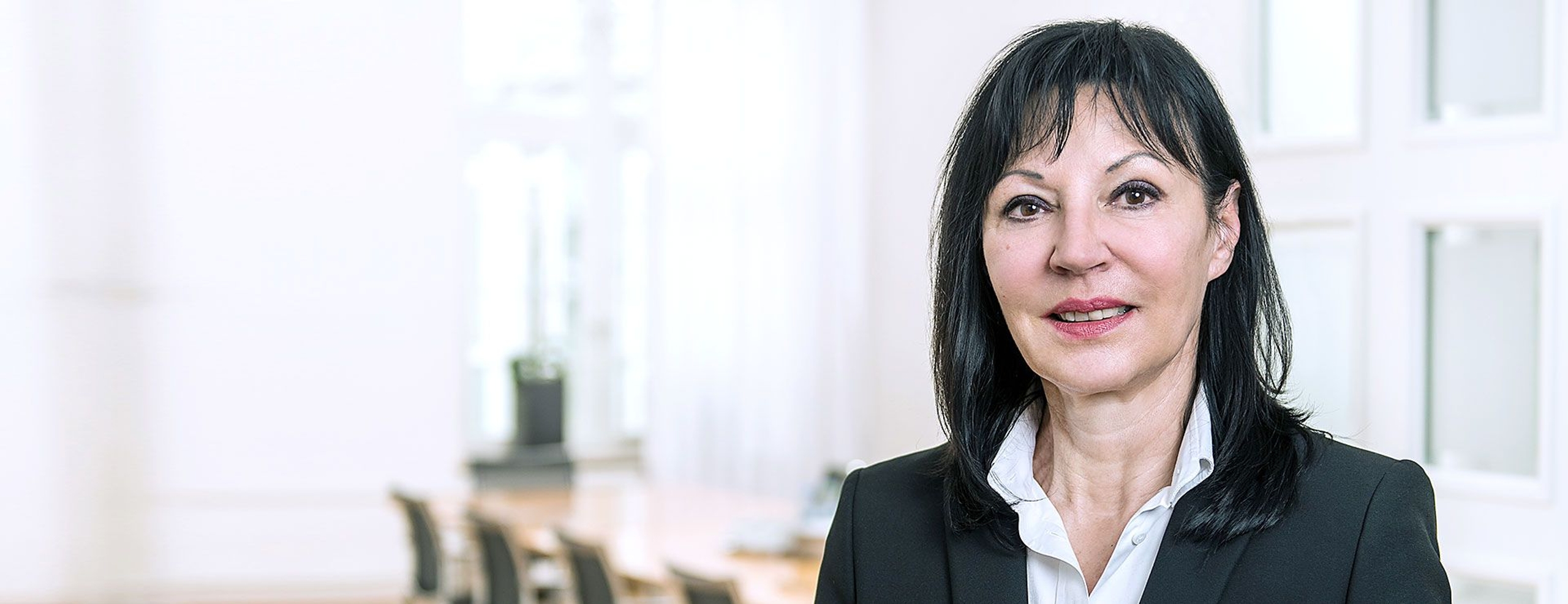 Dr. Dr. Stefanie Theis, LL.M.
