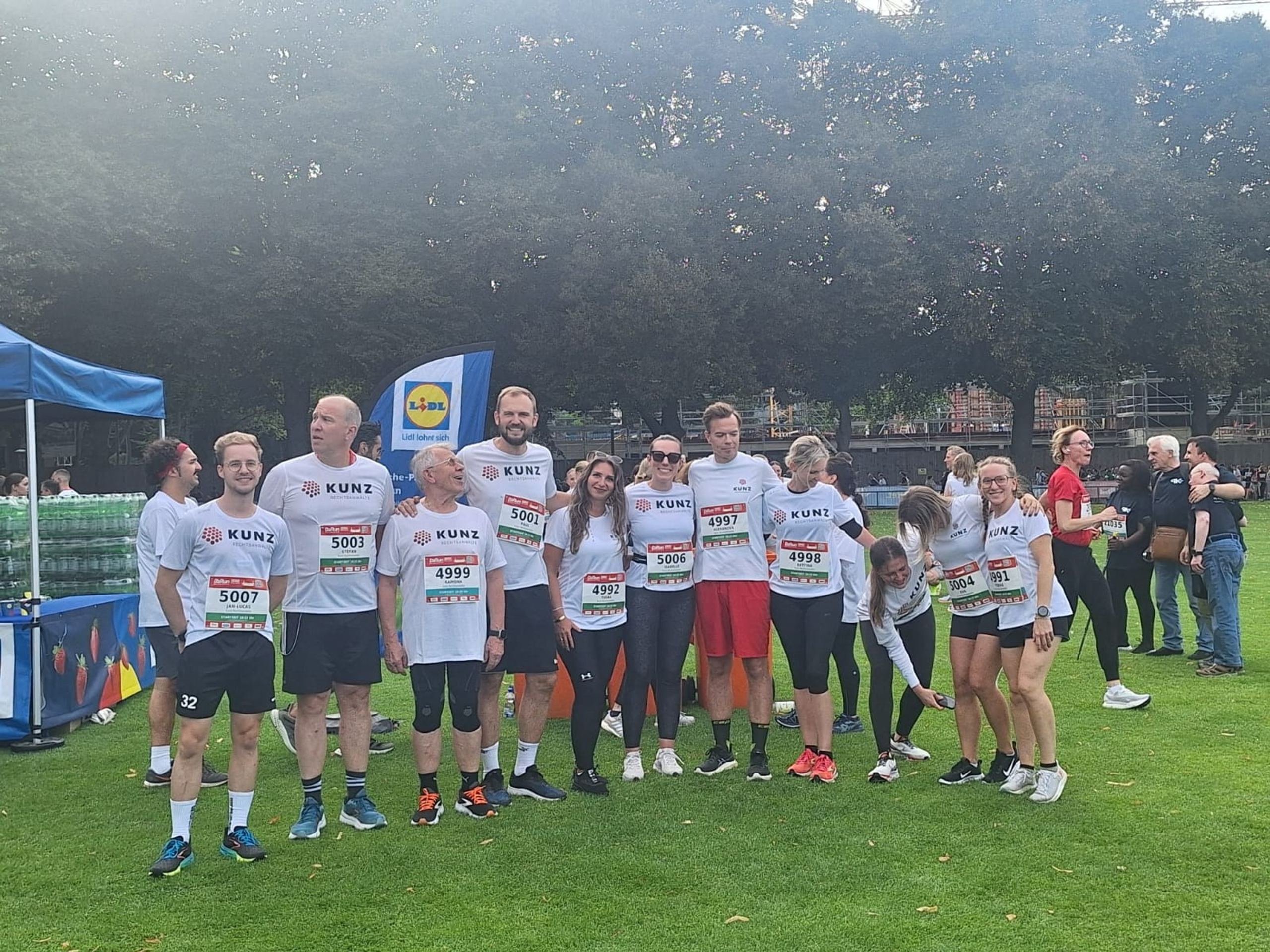 Das KUNZ-Team im Trikot vor dem Start
