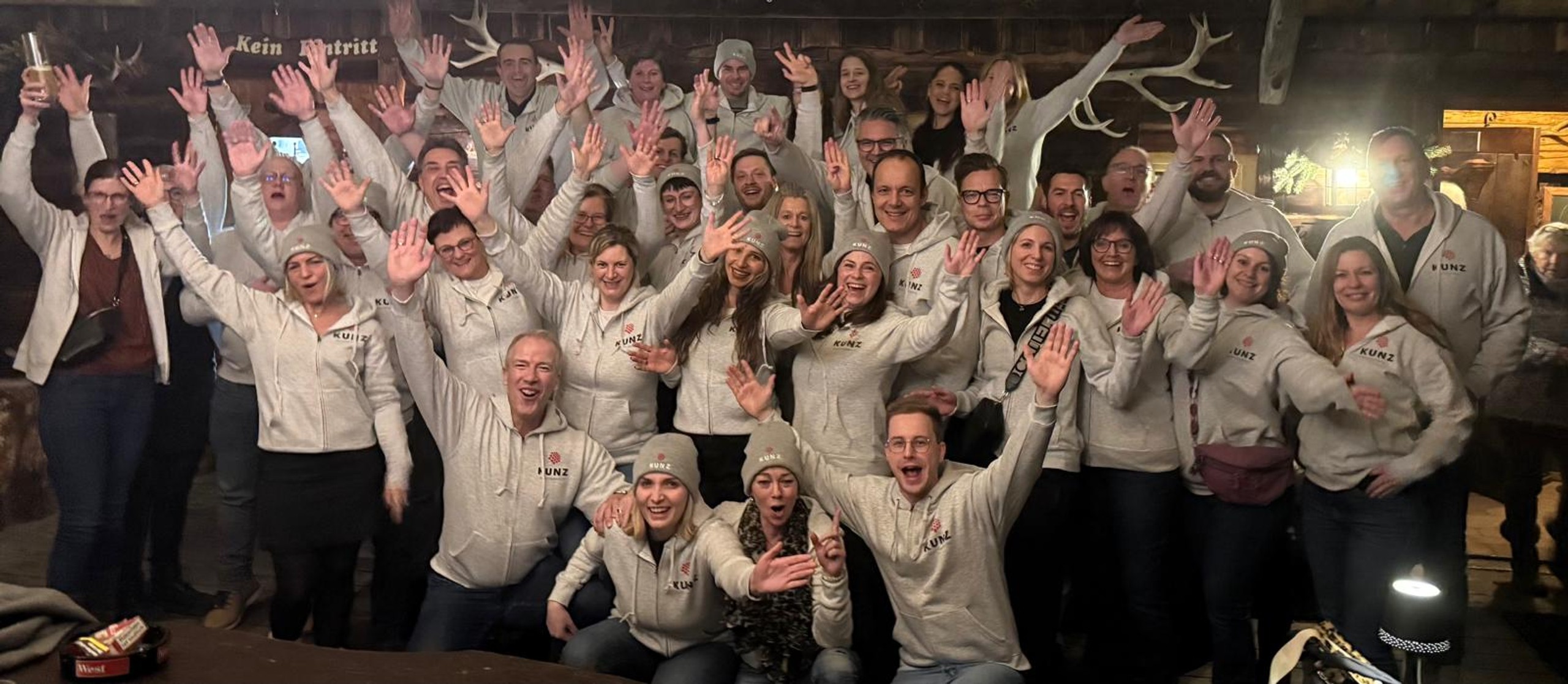 Das gesamte KUNZ-Team jubelt beim Hüttenabend der Skitour