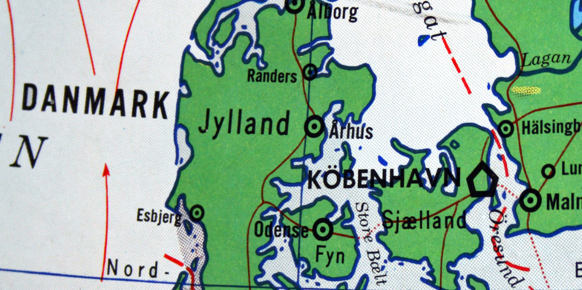 Kort over Danmark med regioner, større byer og grænser til Tyskland og Sverige.