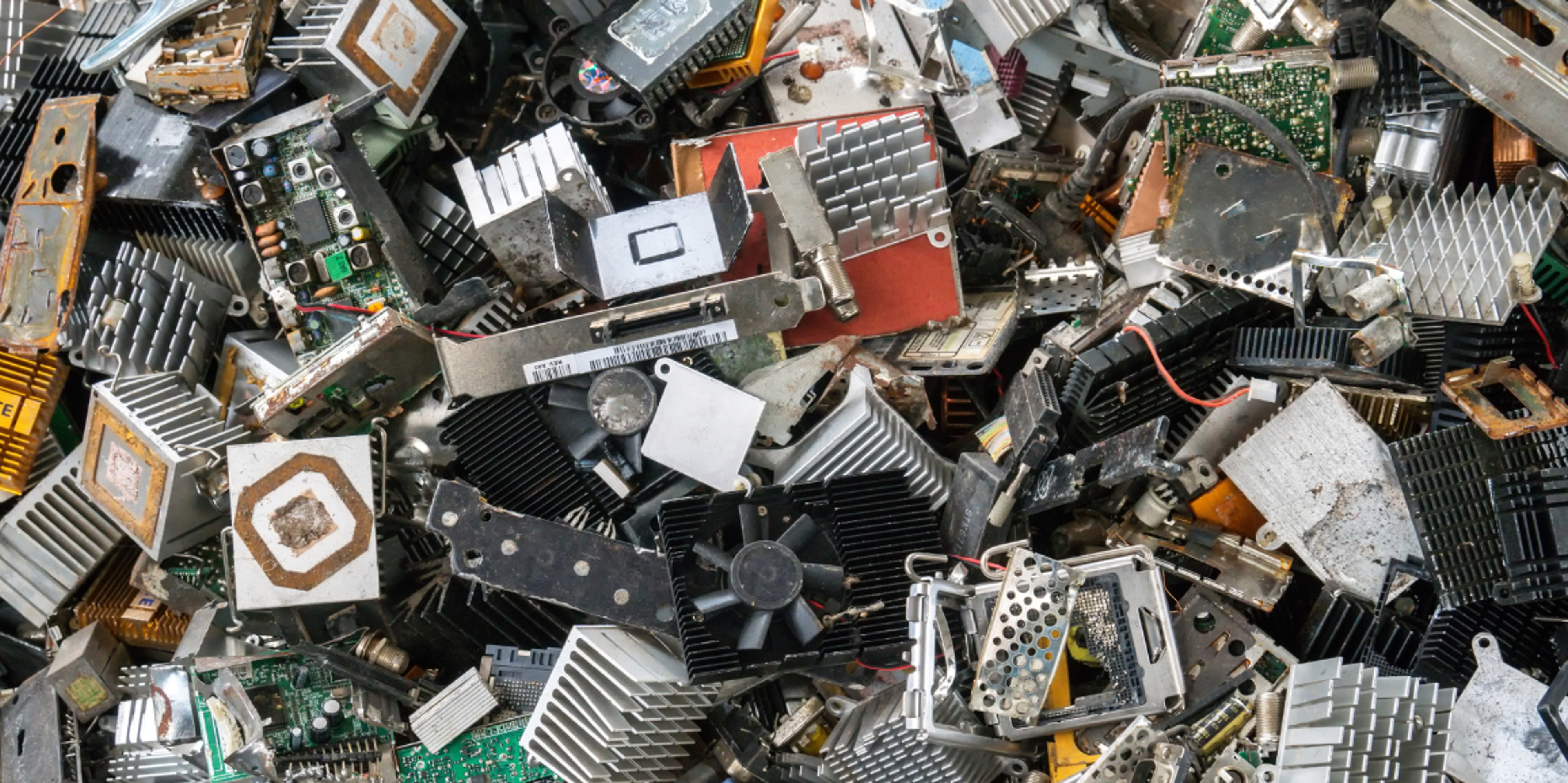 Samling af brugt elektronik inkl. CPU'er, køleplader, printplader og metalkomponenter.
