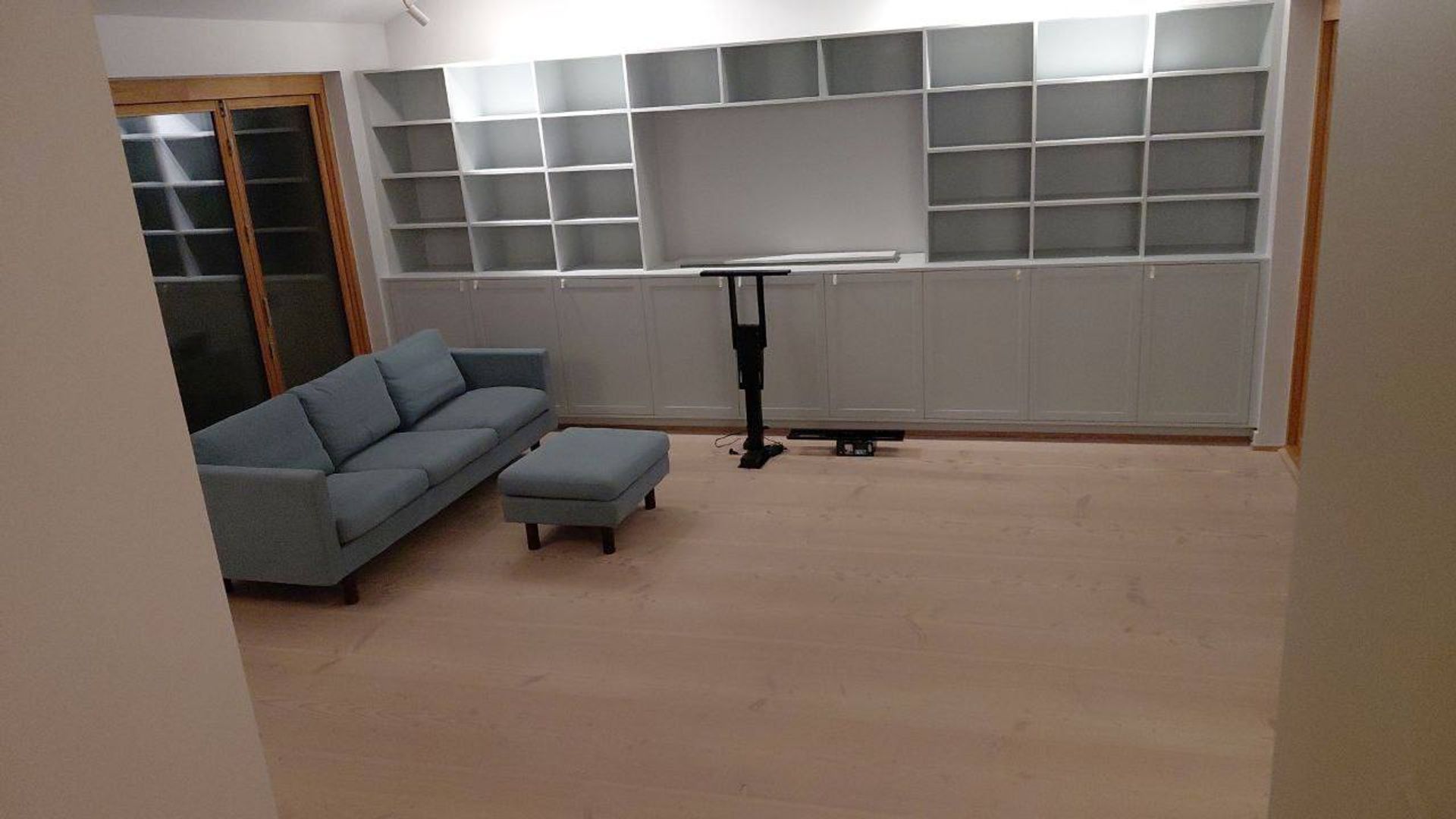 Specialbygget reolvæg i renoveret stue
