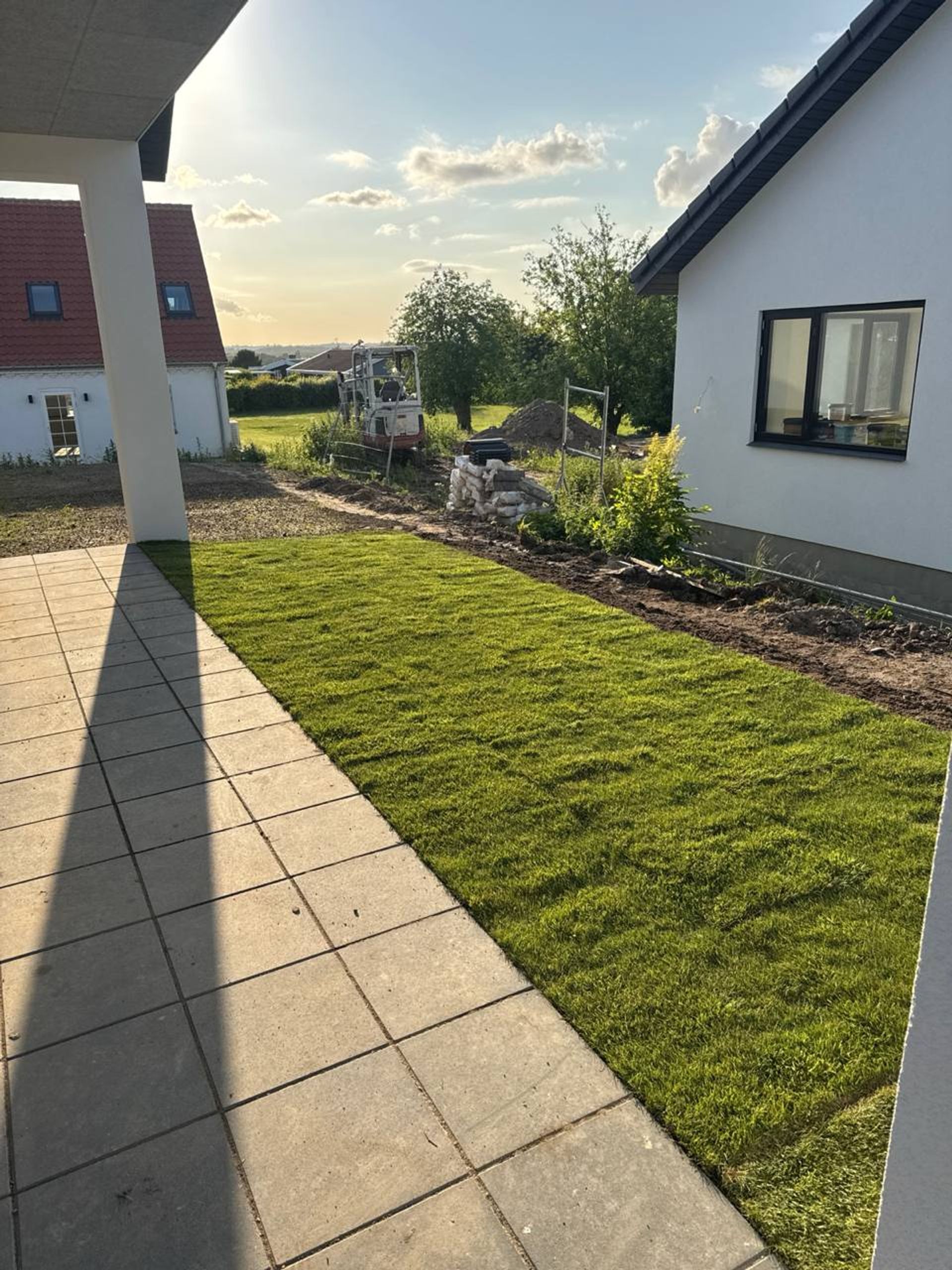 Belægning og haveanlæg ved bolig
