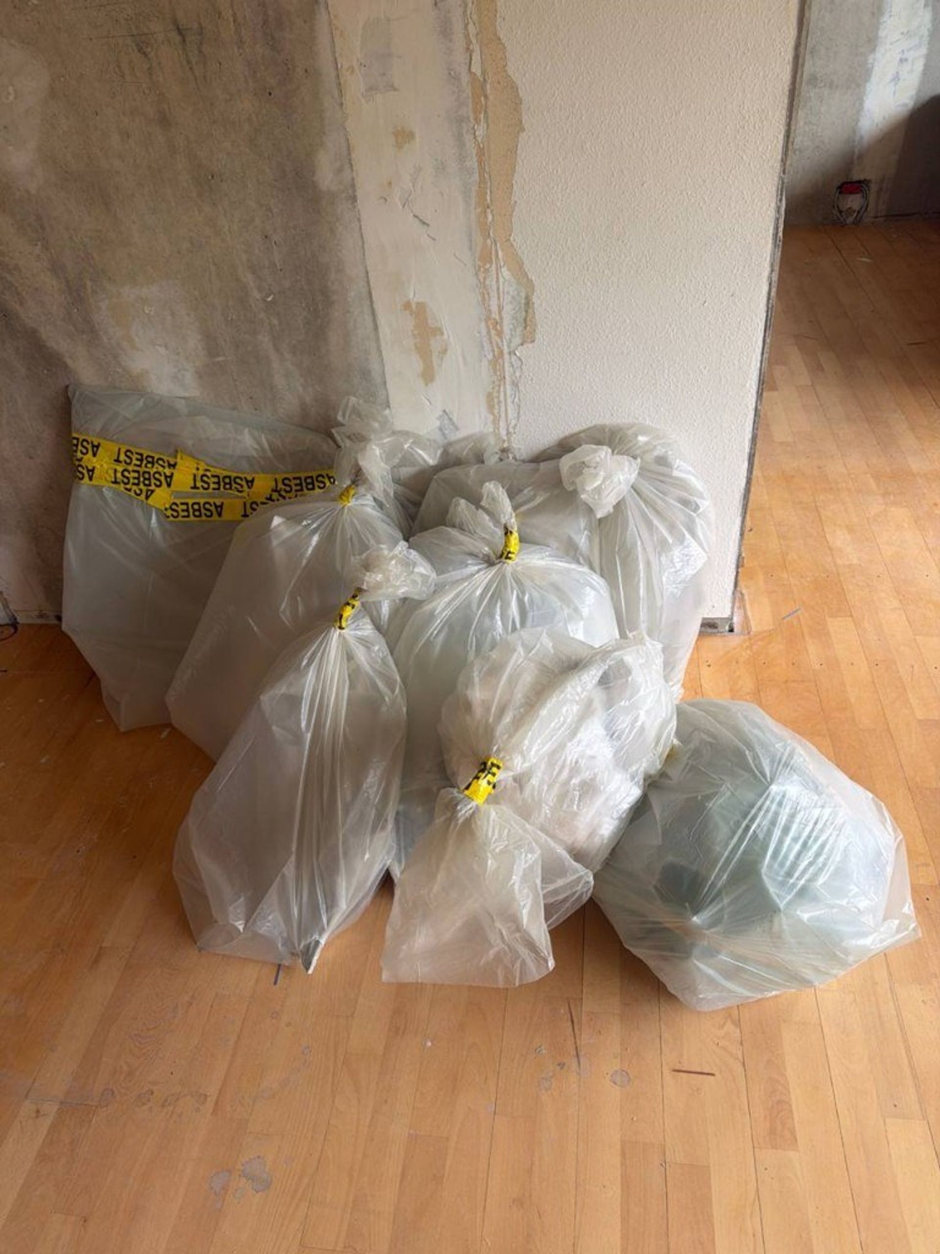Asbestaffald i mærkede bigbags efter kontrolleret nedtagning
