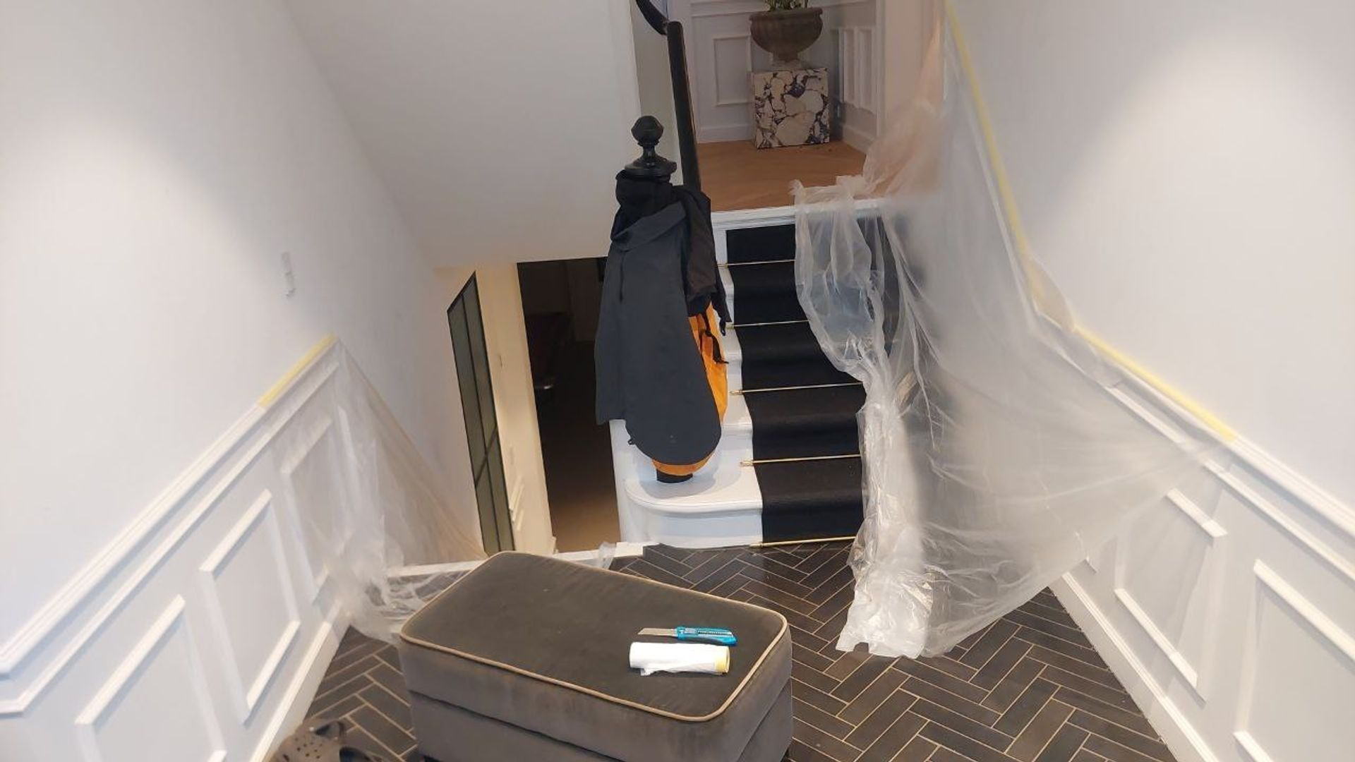Malerarbejde i trappeopgang med paneler