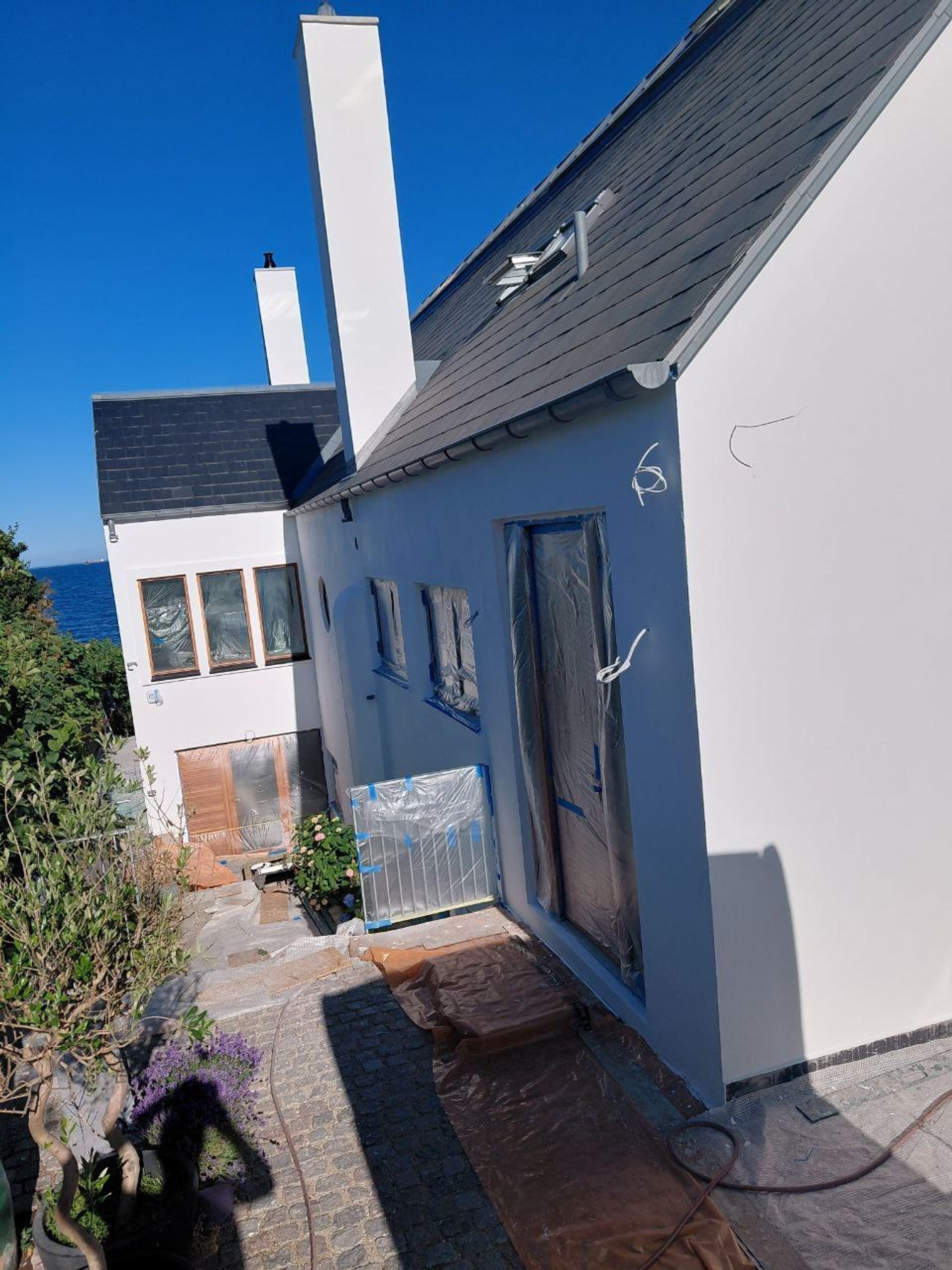 Facaderenovering på privat bolig i Nordsjælland med afdækket vinduer
