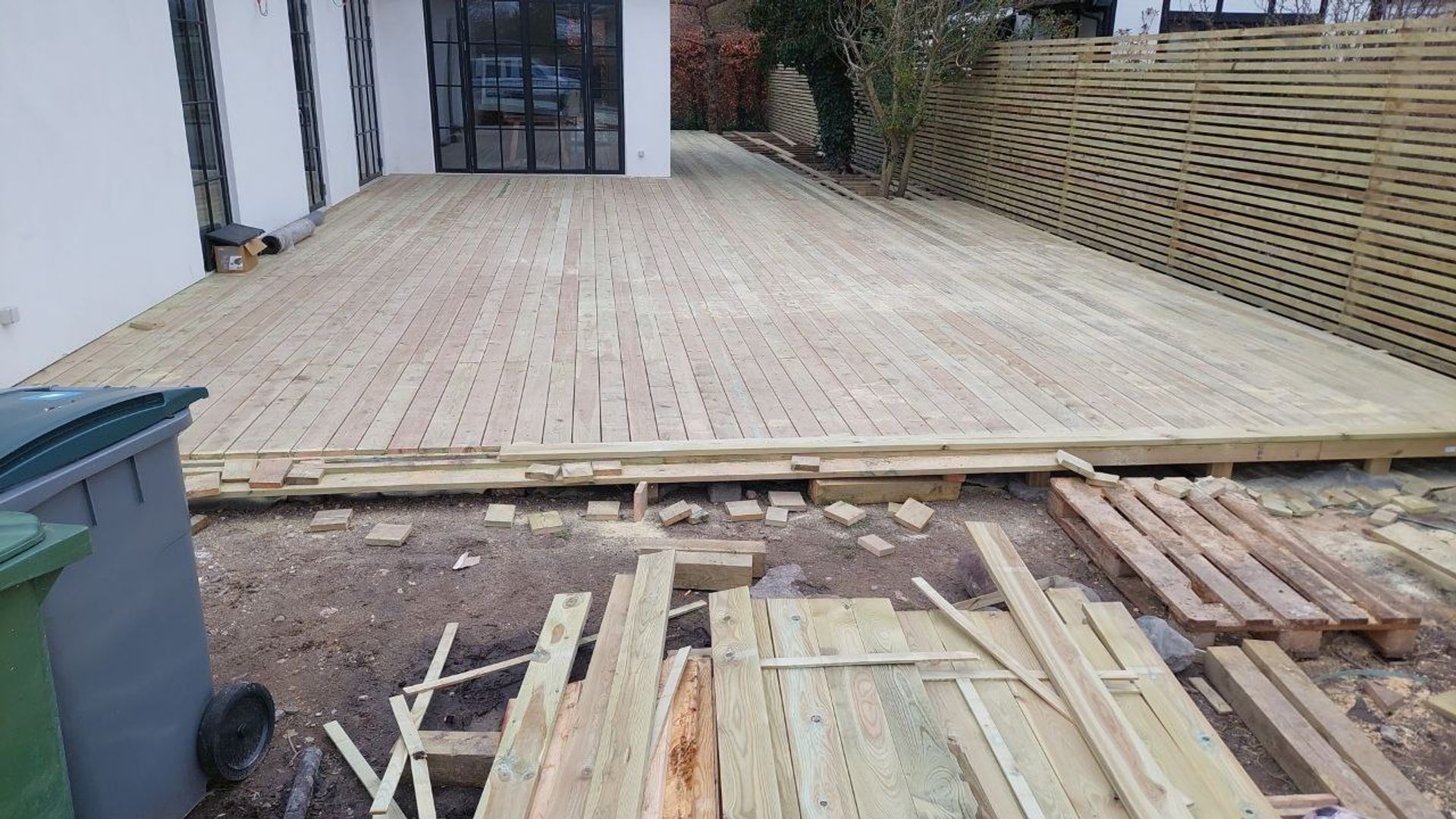 Ny træterrasse under opbygning ved moderne villa