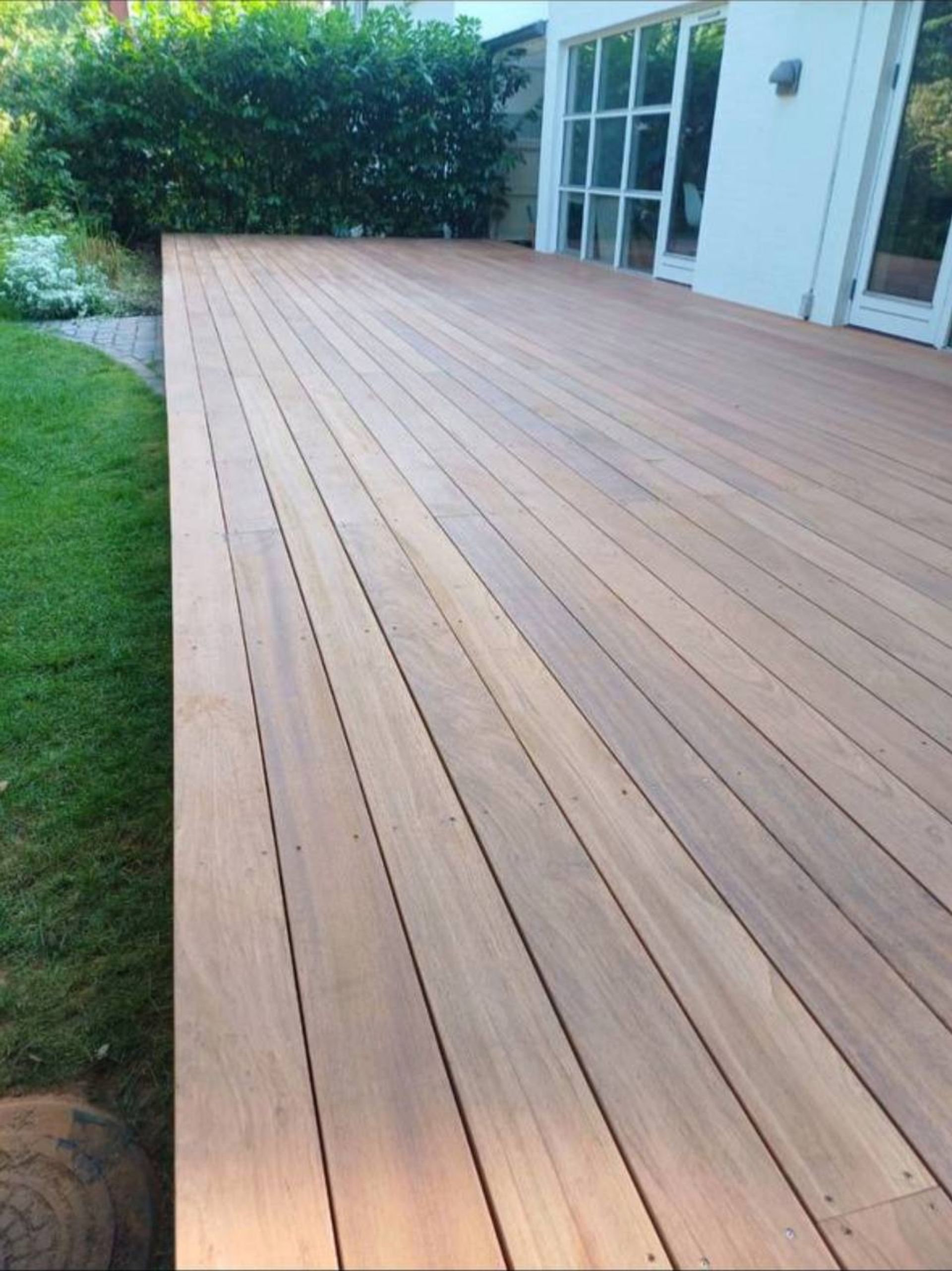 Færdig træterrasse i Jatoba ved hvid villa i Gentofte