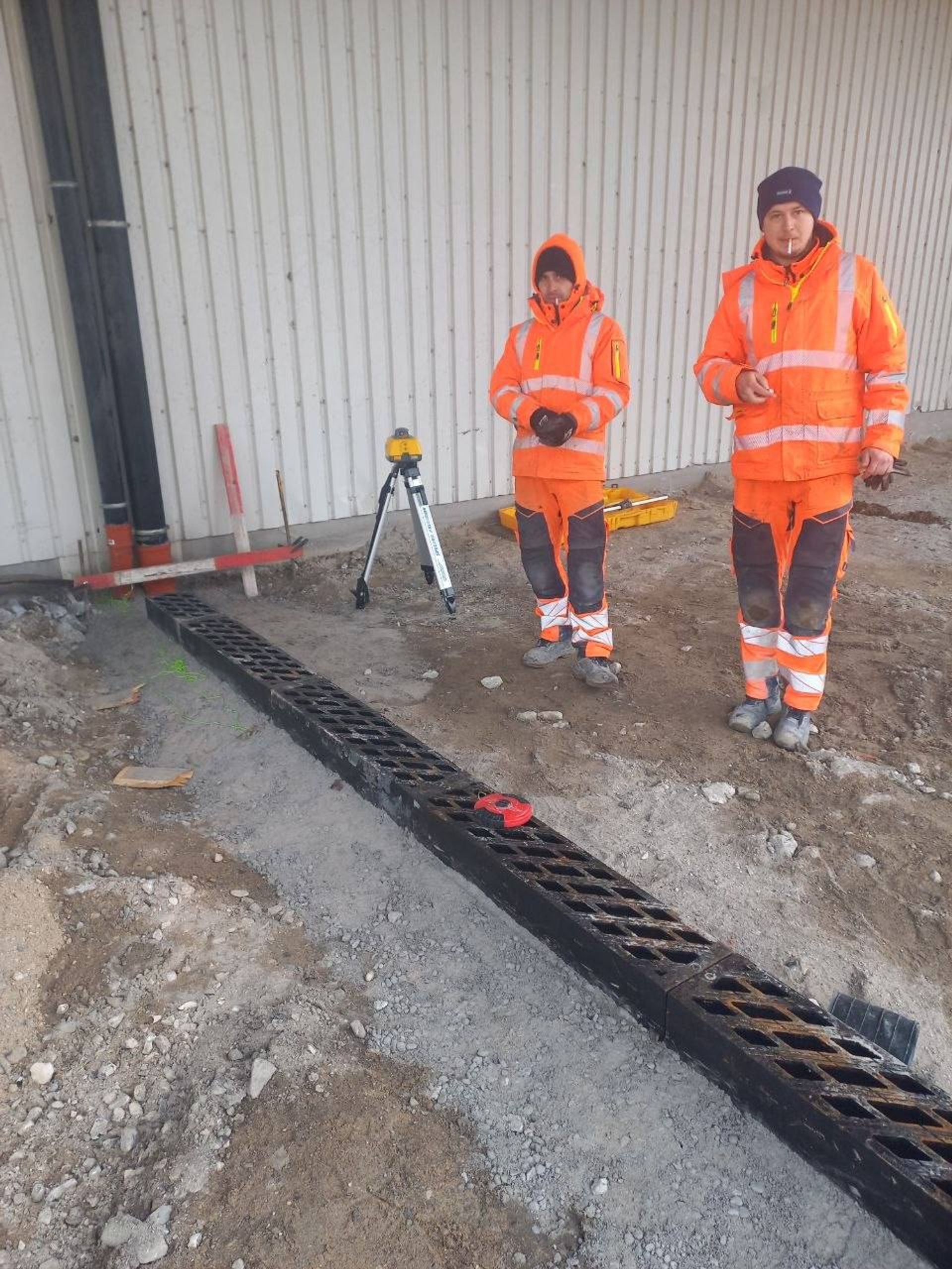 Team ved linjedræn og laser under afvanding på ARC Amager