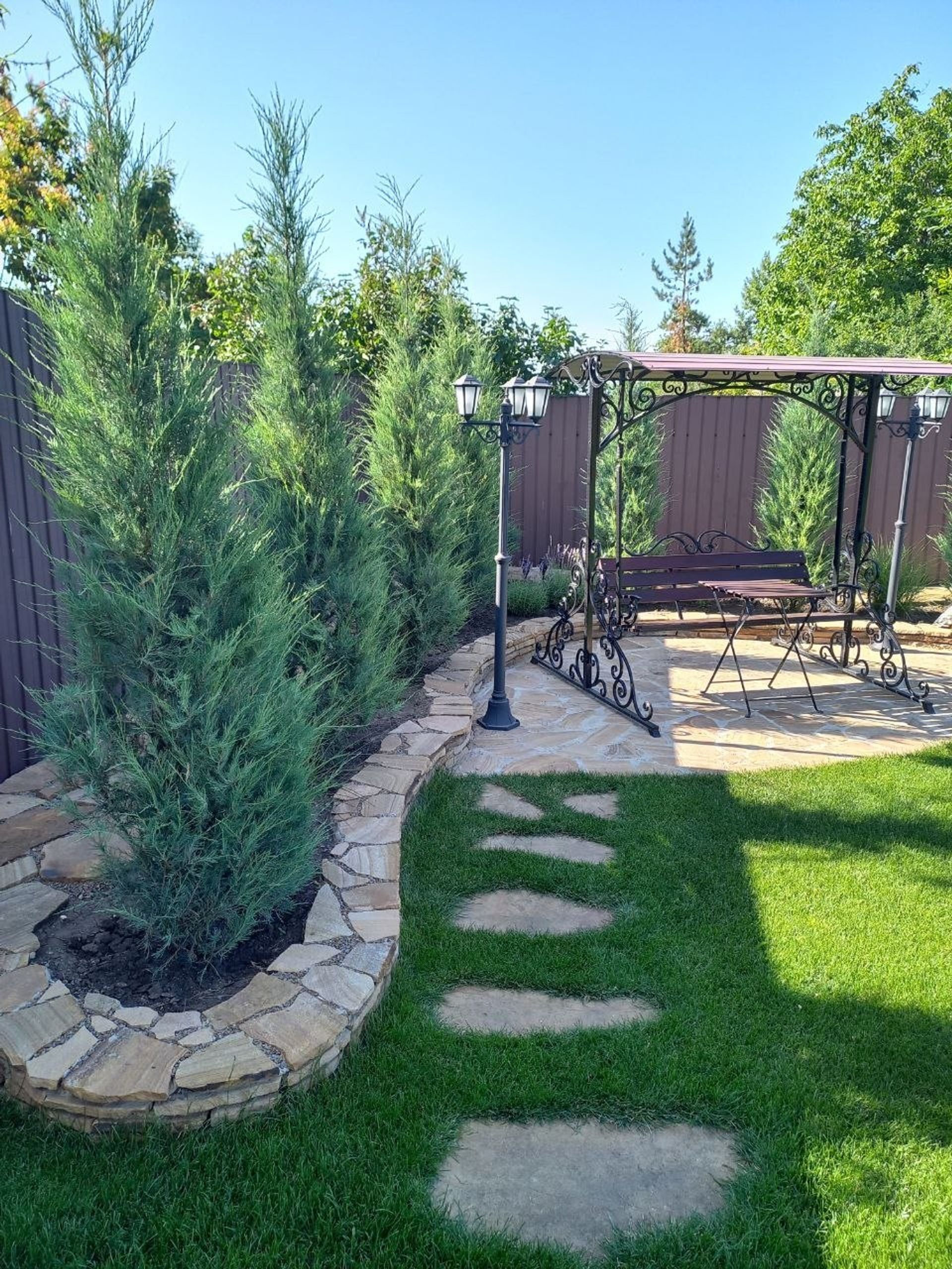Havegang med stenbed og ny beplantning