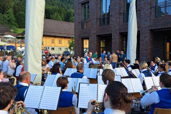 Platzkonzert vor dem Zuschg Saal