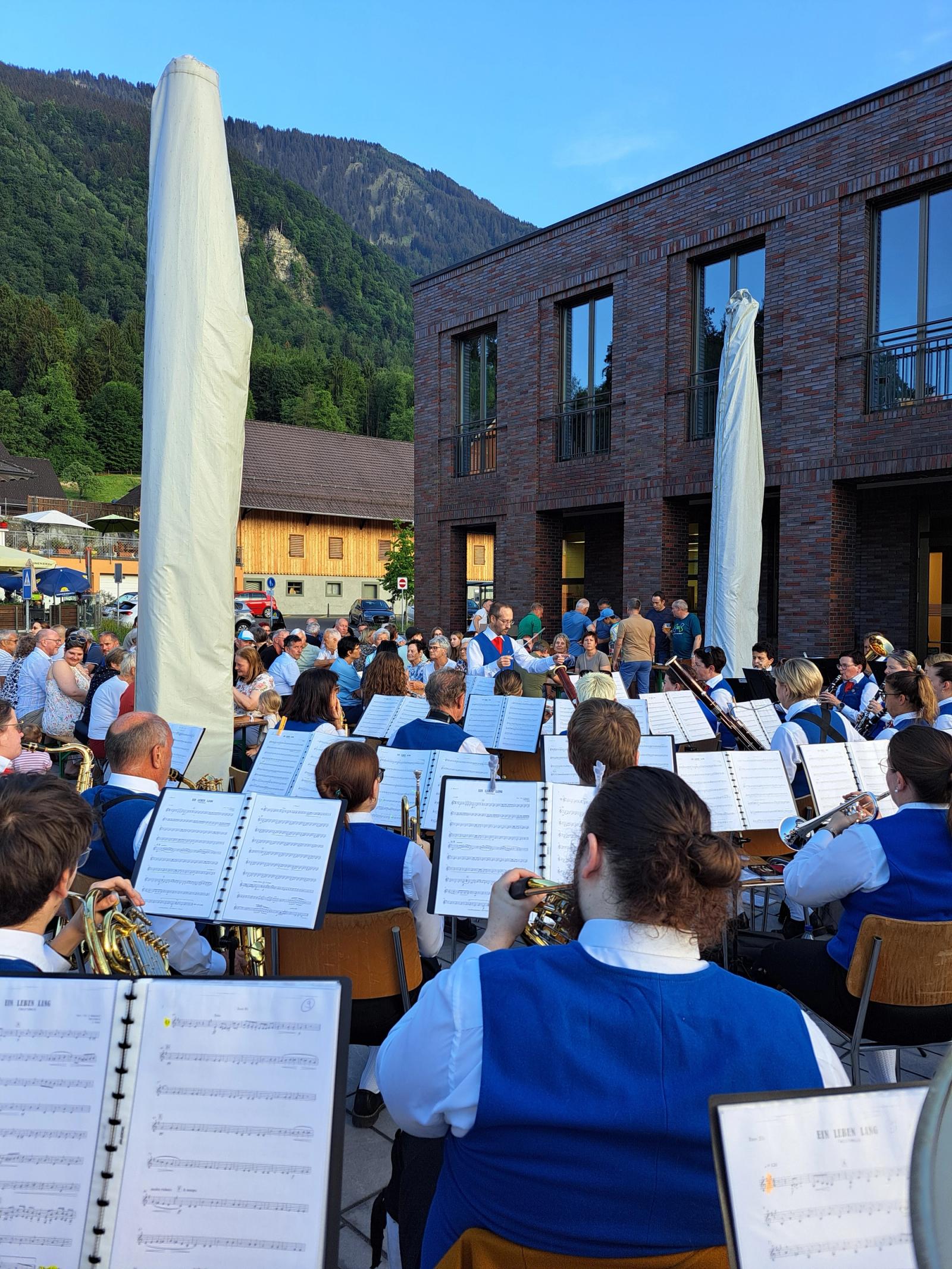 Platzkonzert vor dem Zuschg Saal