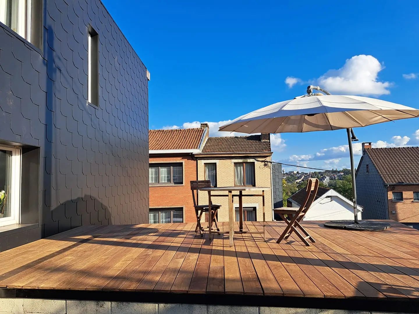 Bardage en ardoises et terrasse bois — chantier ART'COUV (1/4)