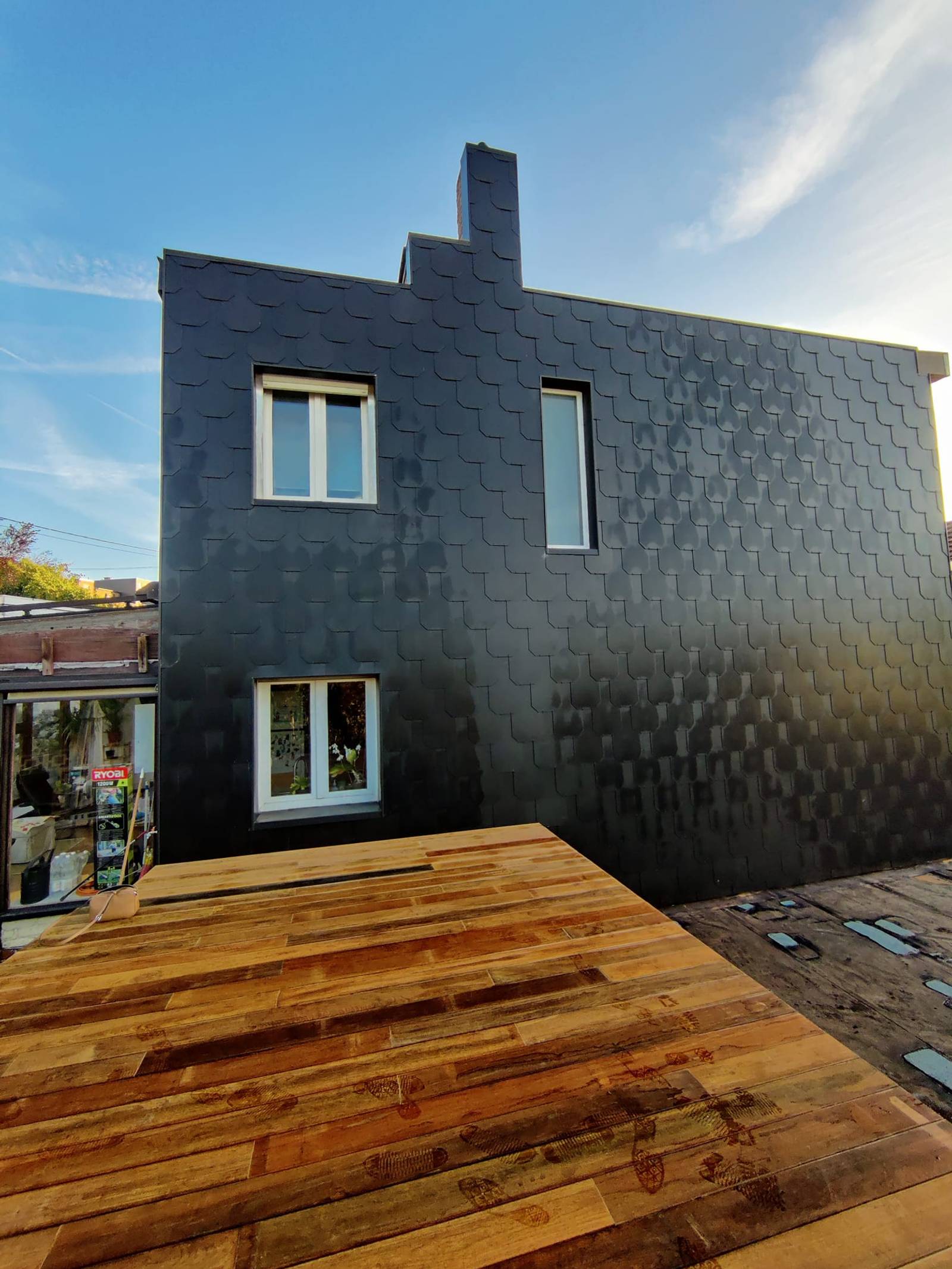 Bardage en ardoises et terrasse bois — chantier ART'COUV (2/4)