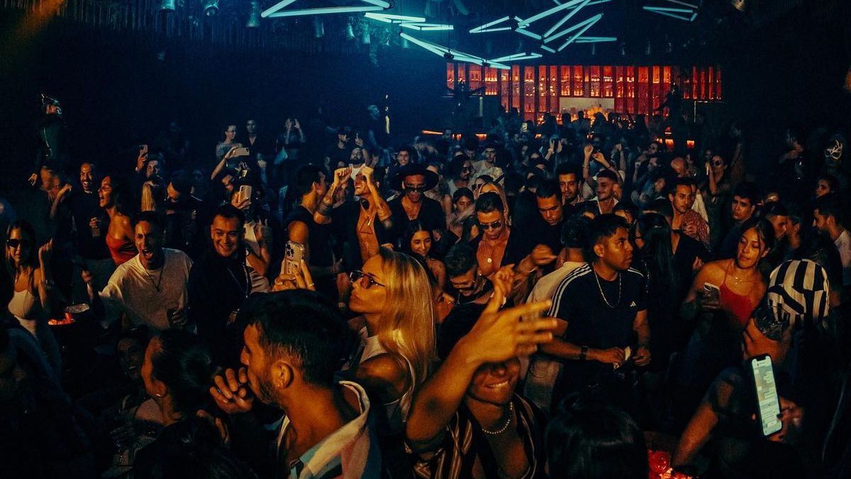 Bares de salsa en Medellín: una ruta para escuchar la ciudad con otros oídos