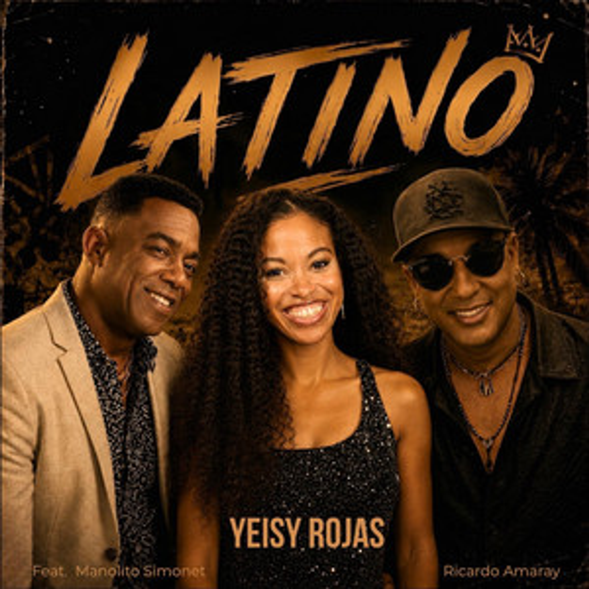“Latino” · Yeisy Rojas con Manolito Simonet y Ricardo Amaray. Carátula: catálogo Spotify.