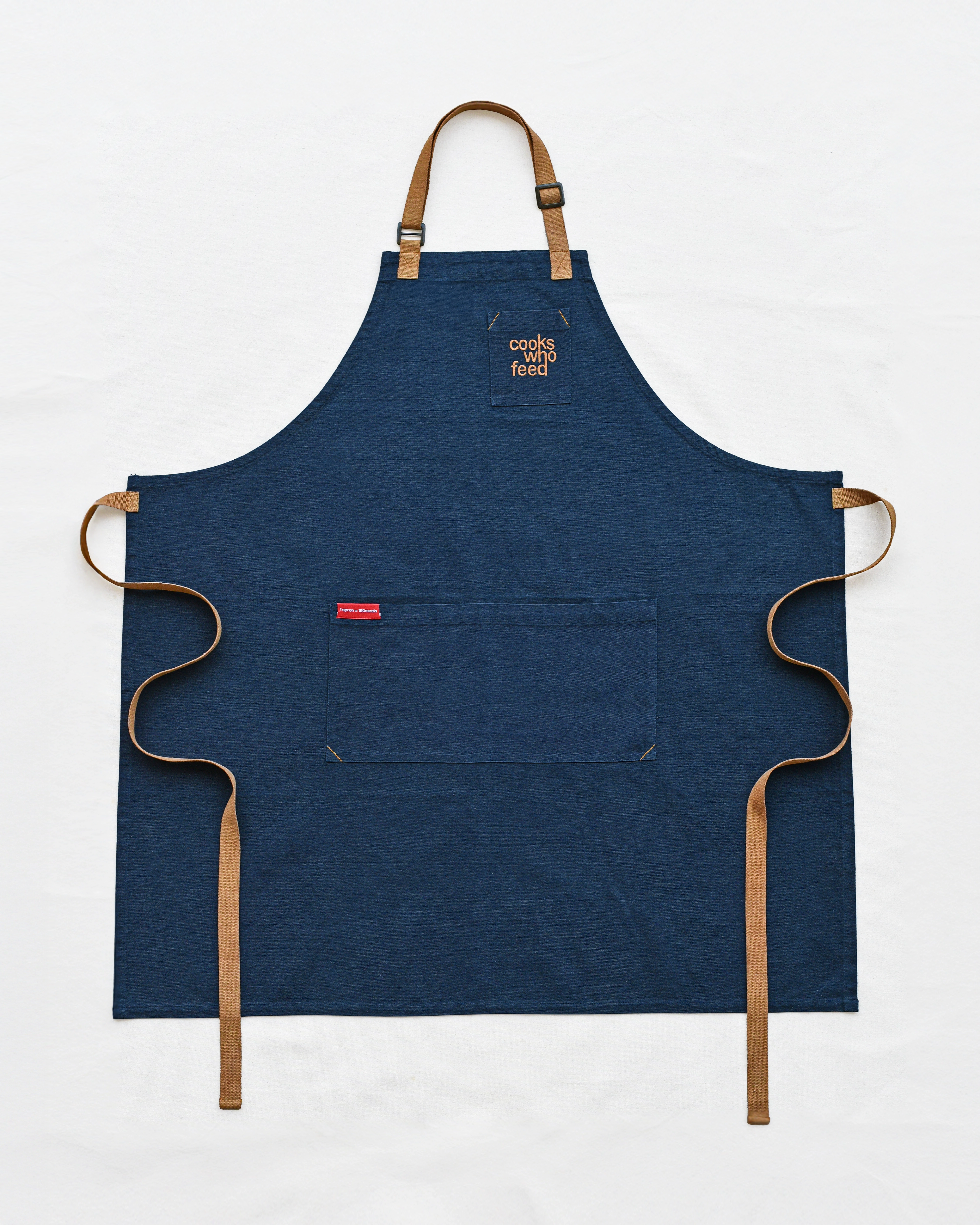 Apron in 100% cotton canvas with embroirdered pocket and color contrast straps.