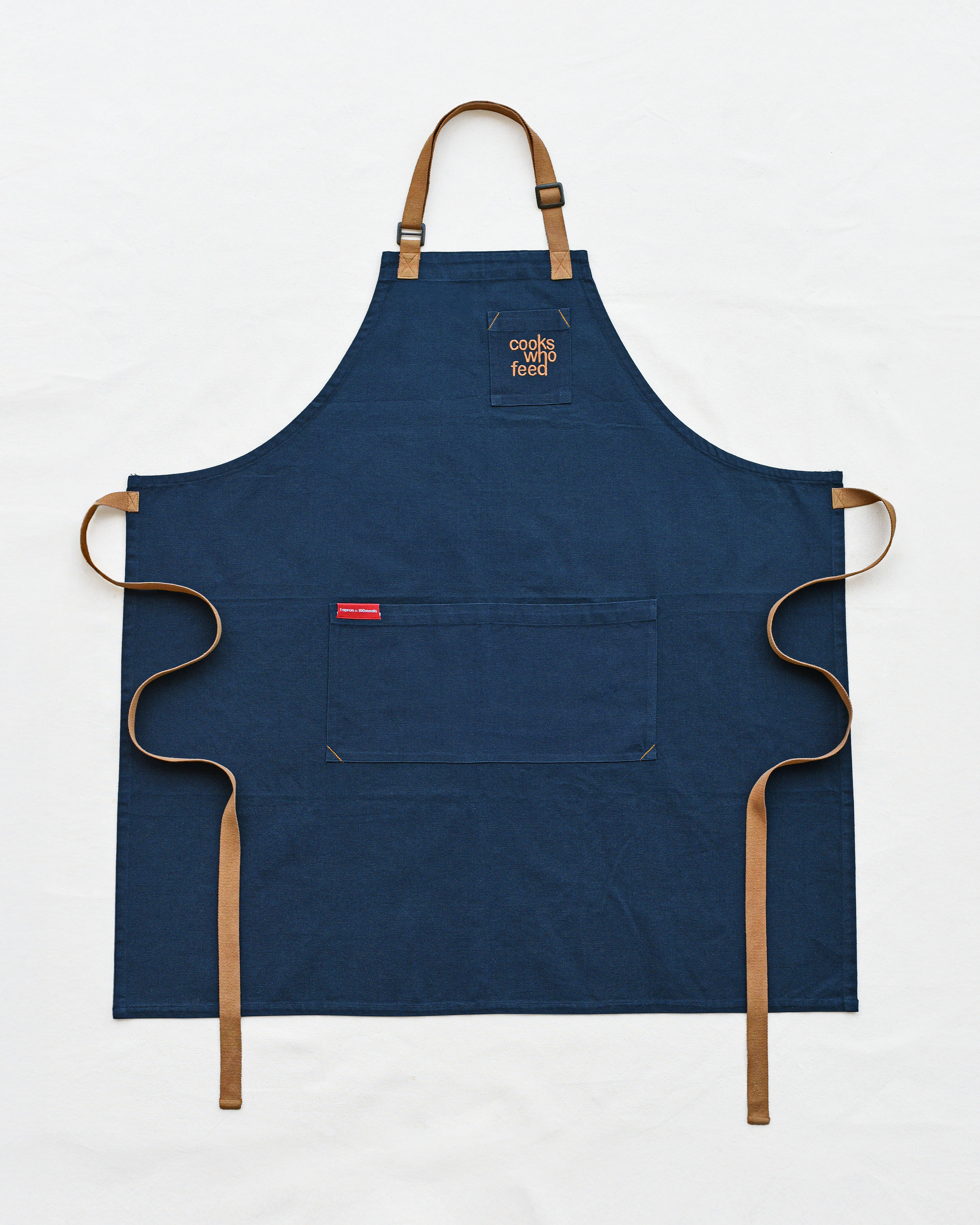 Apron in 100% cotton canvas with embroirdered pocket and color contrast straps.