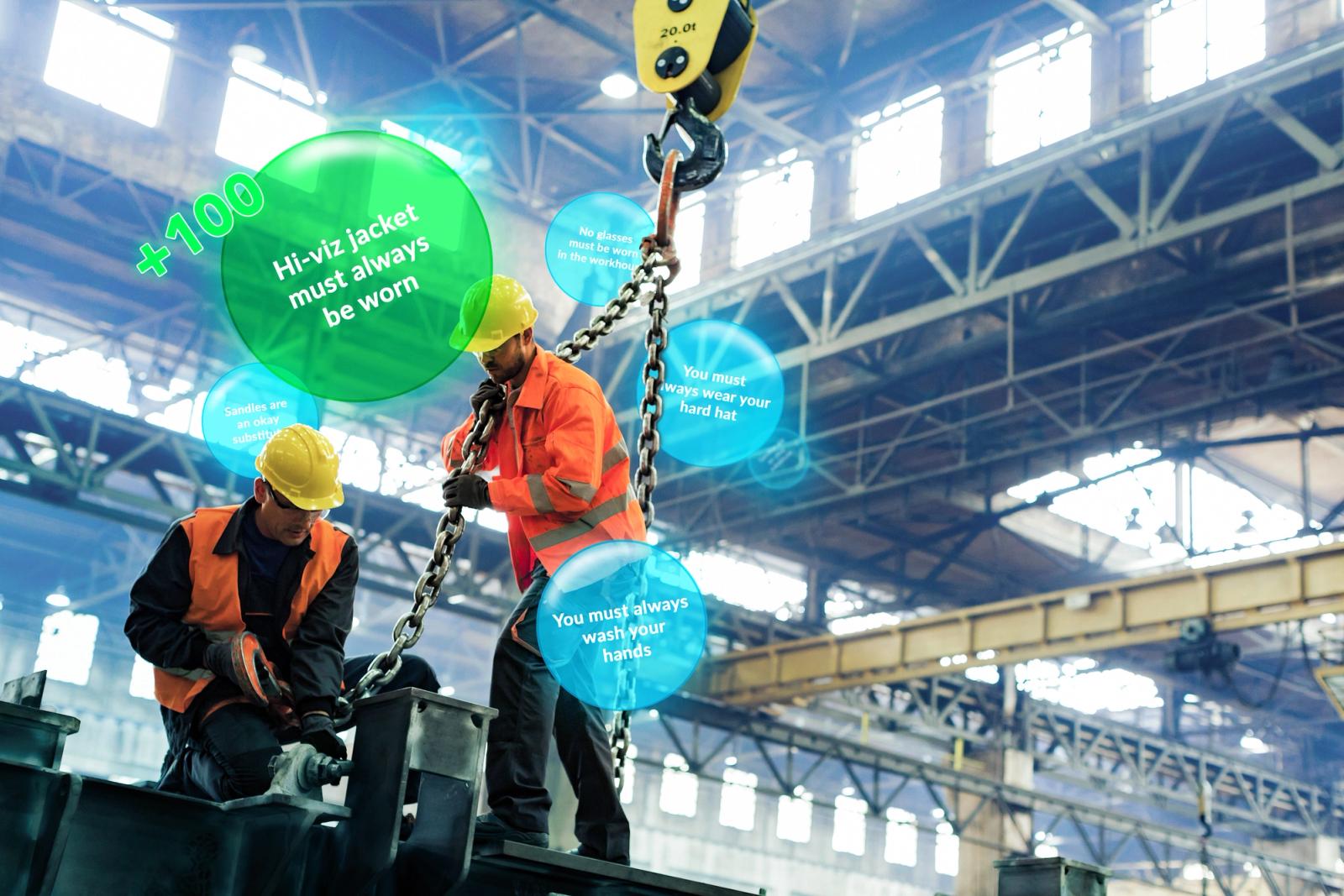 Zwei Arbeitende mit Schutzhelm und Warnkleidung in einer Industriehalle, mit eingeblendeten Sicherheitsregel-Sprechblasen und +100 Punkten