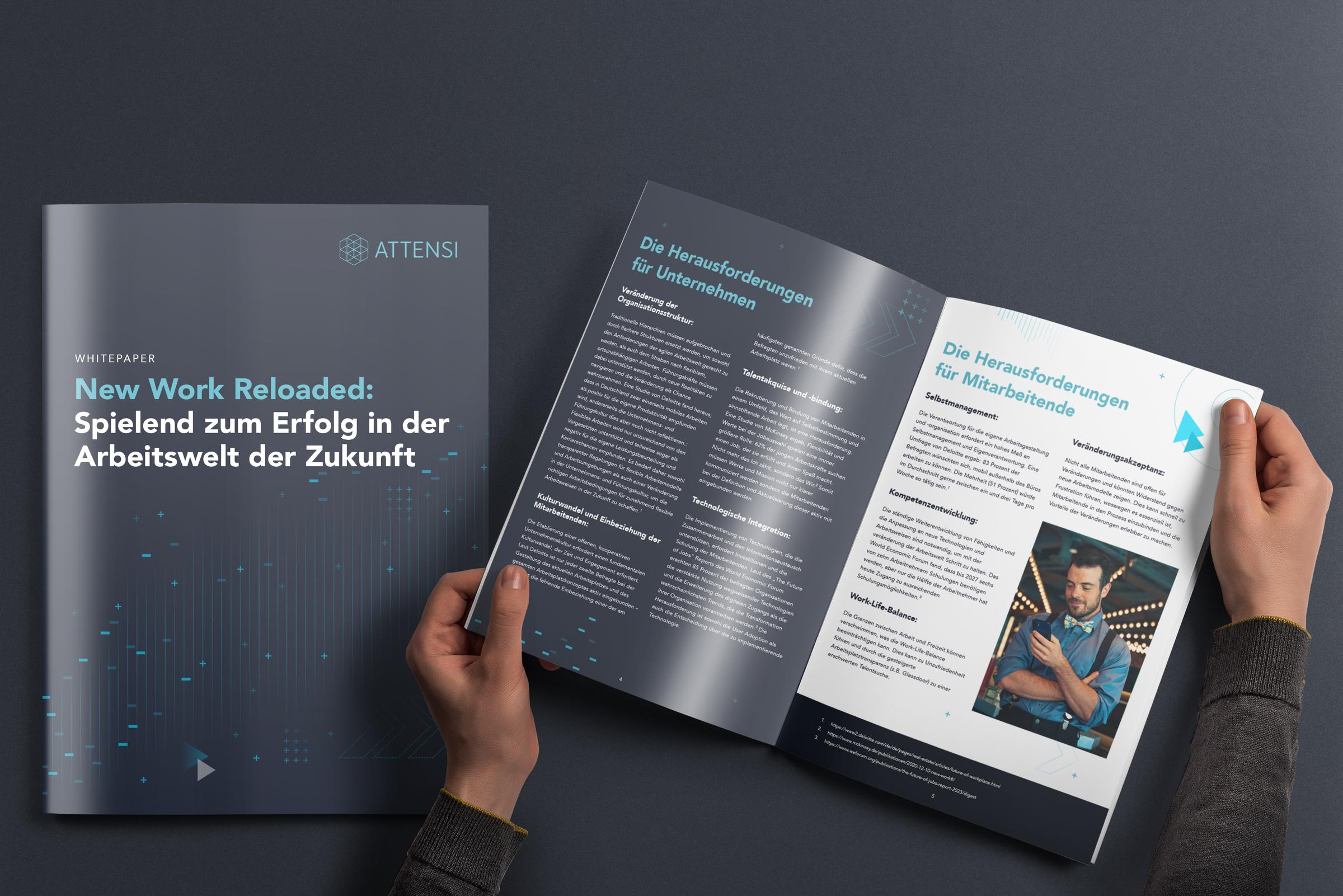 Hände halten das aufgeschlagene Attensi-Whitepaper „New Work Reloaded“ neben dem Cover