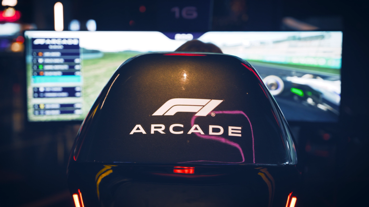 Rennsimulator-Sitz von F1 Arcade mit Logo, gegenüber ein Streckenbildschirm mit Rangliste