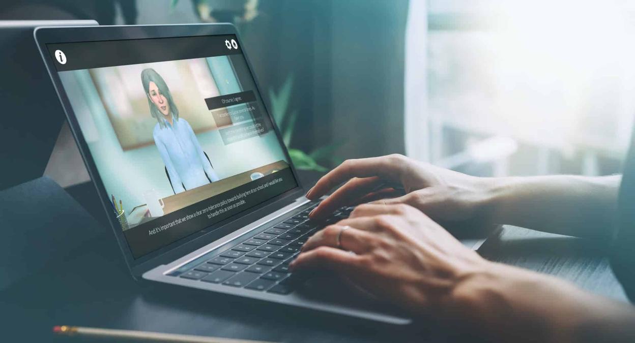Person ved en laptop som kjører dialogsimuleringen Talk to Me med en kvinnelig avatar