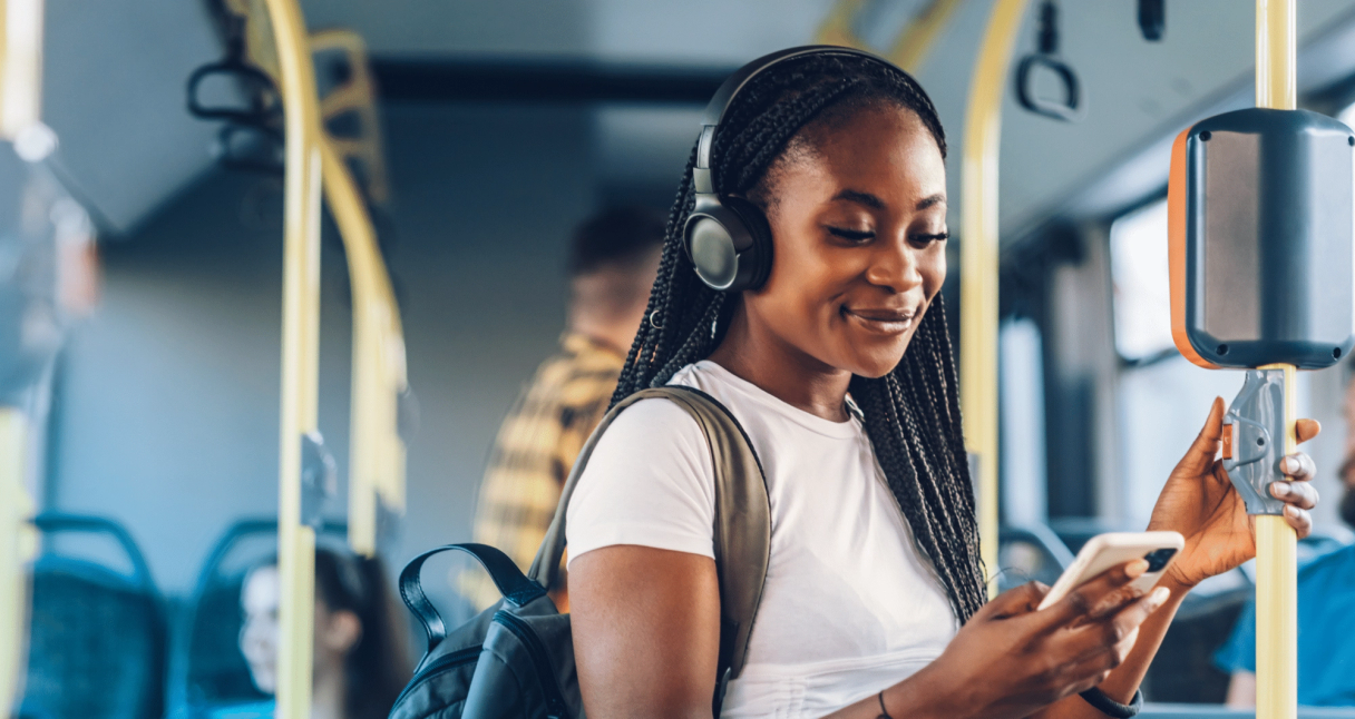 Frau schaut im Bus auf ihr Smartphone