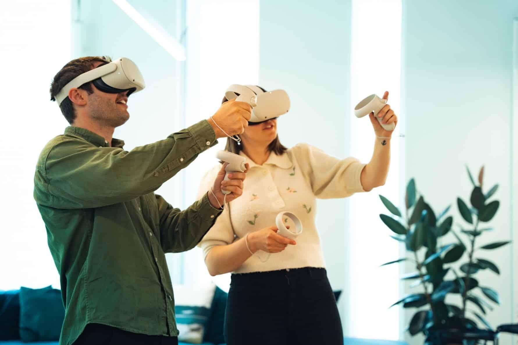 Mitarbeitende spielen eine VR-Trainingssimulation